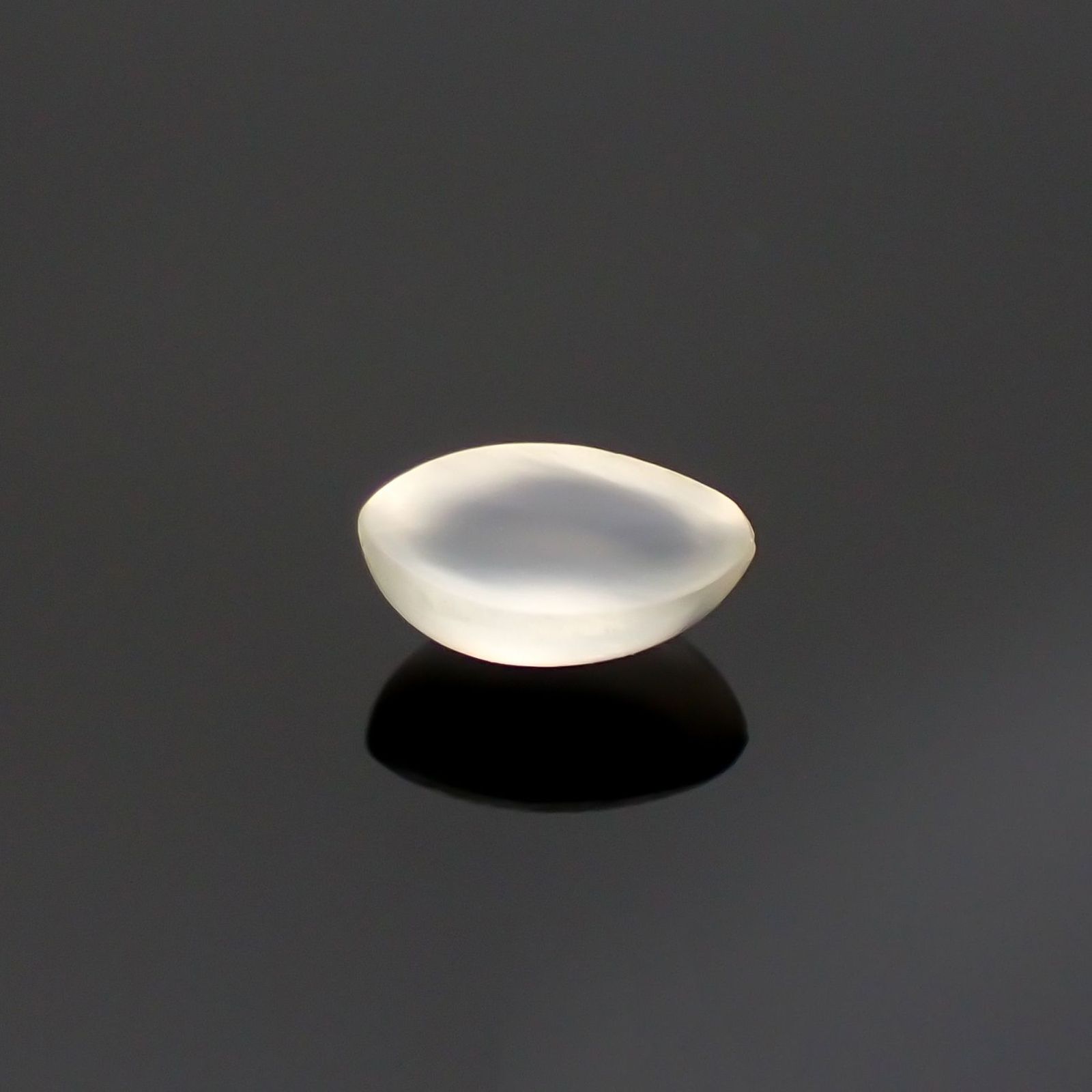 ムーンストーンキャッツアイ(宝石名ムーンストーン・キャッツアイ)インド産 識別済 0.36ct / 5.7x3.9mm前後 [220515790]