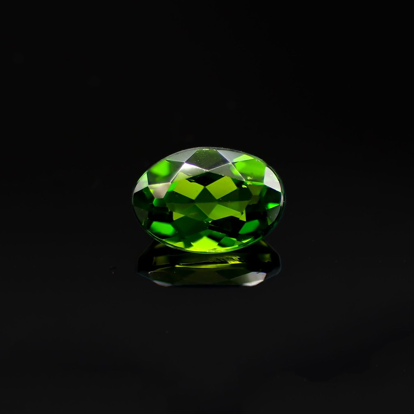 クロムダイオプサイド(宝石名クロム・ダイオプサイド)ロシア産 0.92ct 識別済[220917658]7.1x5mm前後