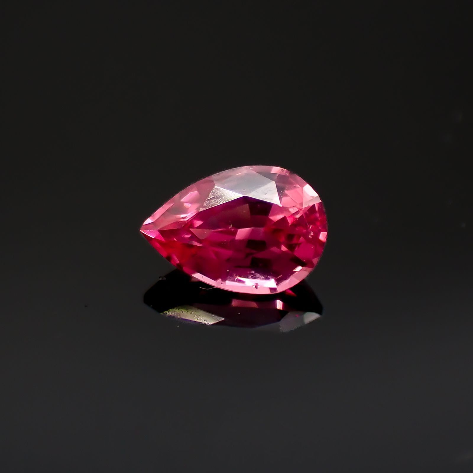 ホットピンクスピネル(宝石名ピンク・スピネル)タンザニア産 0.24ct 識別済[220817356]4.7x3.2mm前後