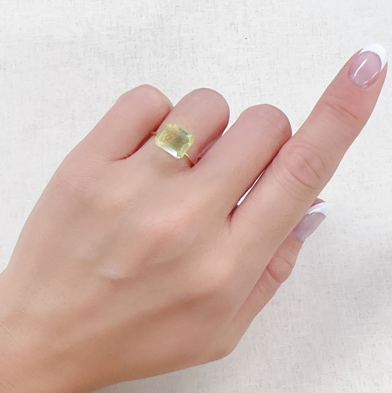 バイカラーフローライト フルオレッセンス ブラジル産 3.94ct[230722979]9.9x8mm前後
