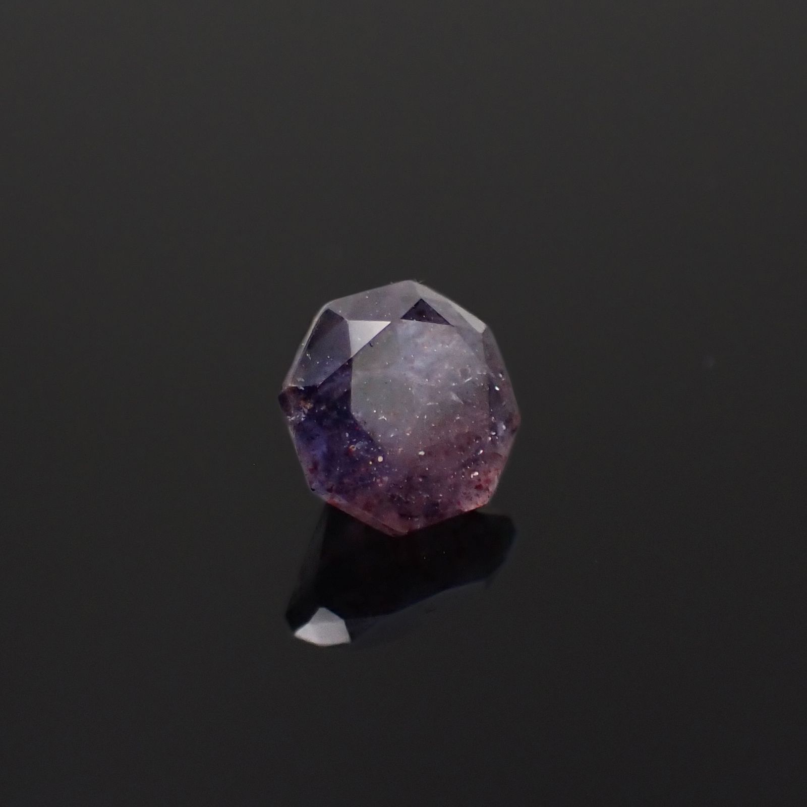 ◇オクタゴンカット◇ブラッドショットアイオライト インド産 0.55ct[230320945]5x5mm前後