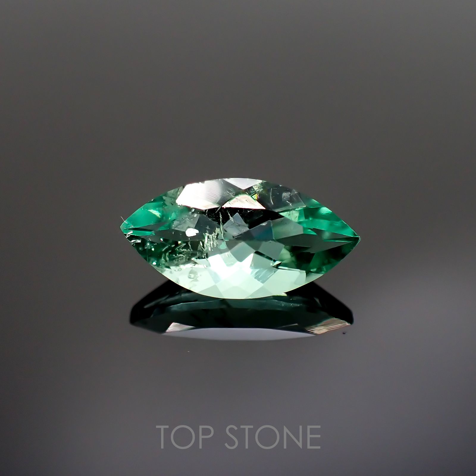 フローライト フルオレッセンス(宝石名フルオライト)イギリス・ロジャリー鉱山産 1.51ct 識別済[211113784]11.1x5.5mm前後
