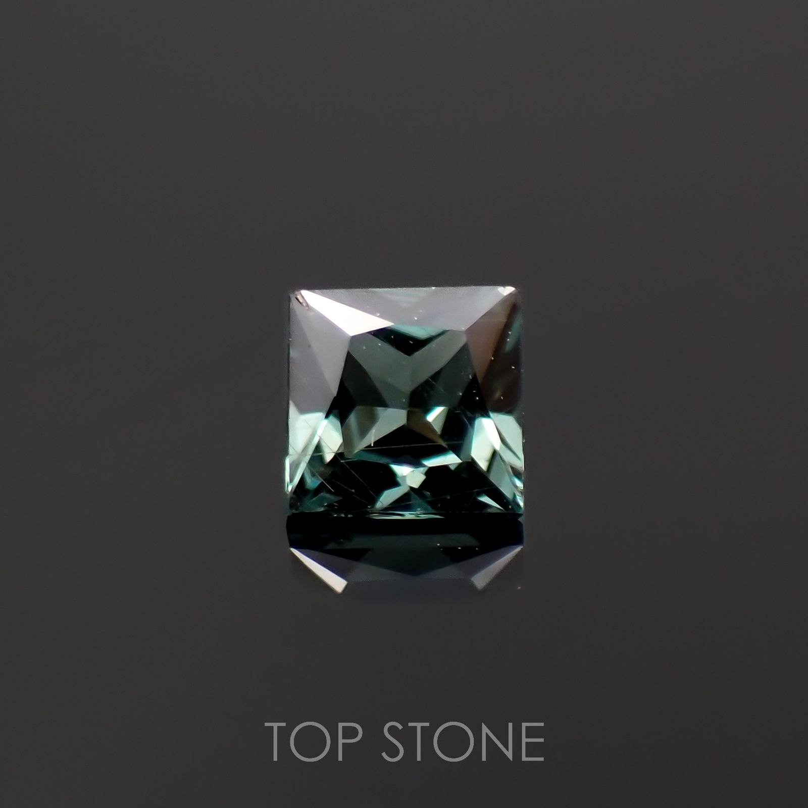 ◇プリンセスカット◇カラーチェンジガーネット アレキタイプ(宝石名ガーネット)マダガスカル・ベキリー産 0.16ct 識別済[221219616]2.8x2.8mm前後
