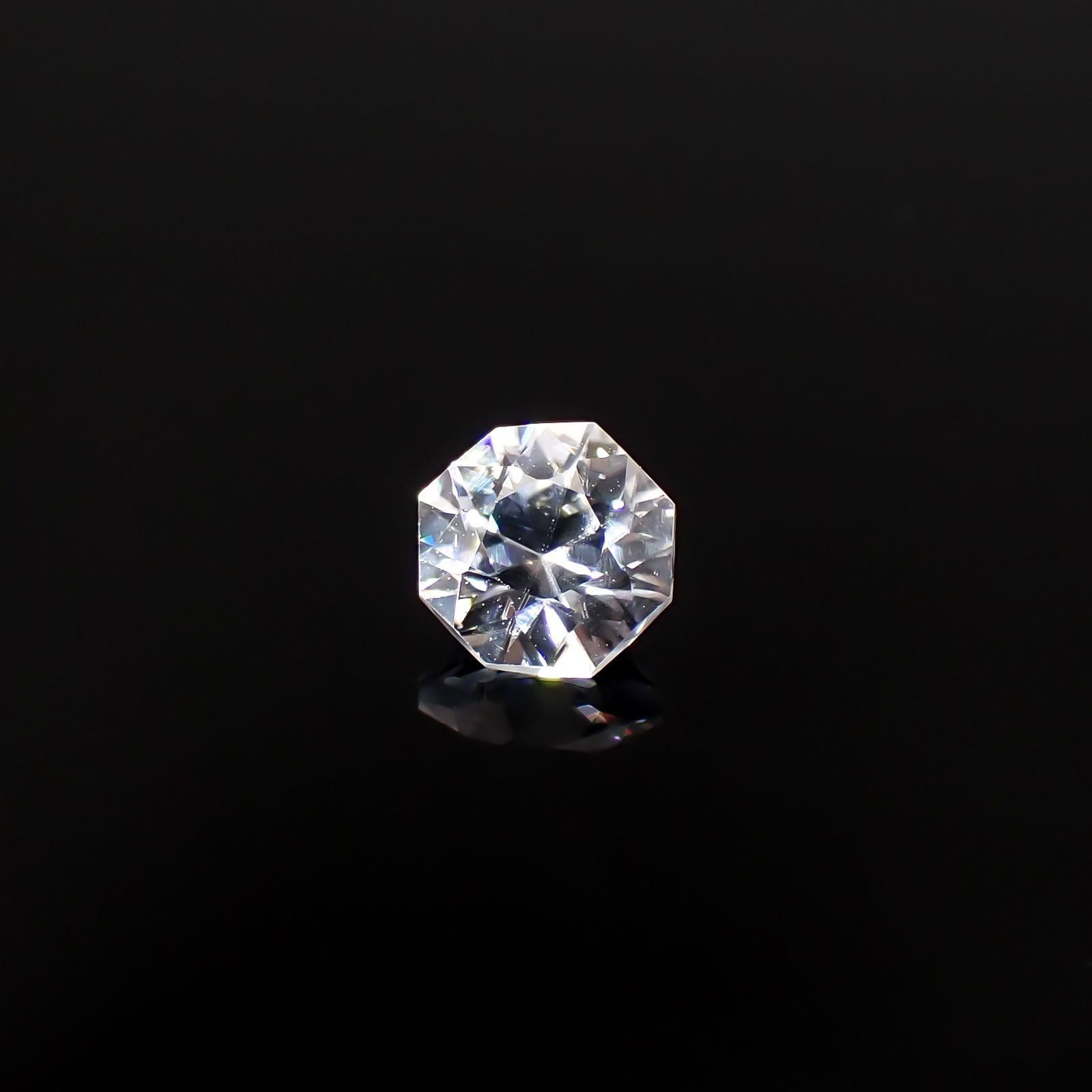 ◇オクタゴンカット◇カラーレスジルコン(宝石名ホワイト・ジルコン)スリランカ/カンボジア産 識別済 0.83ct / 5x4.9mm前後 [251231382]