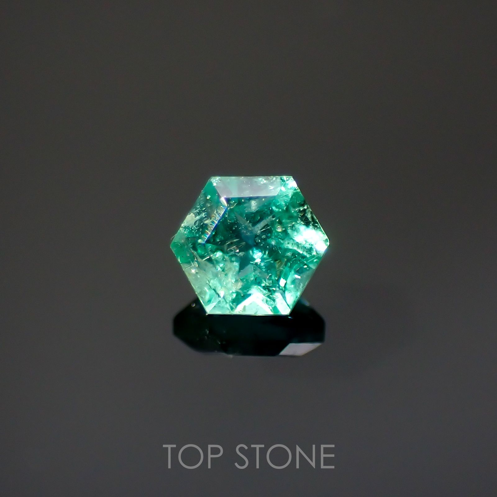 ◇ヘキサゴンカット◇エメラルド(宝石名エメラルド)ザンビア産 0.12ct 識別済[220115195]2.9x2.9mm前後