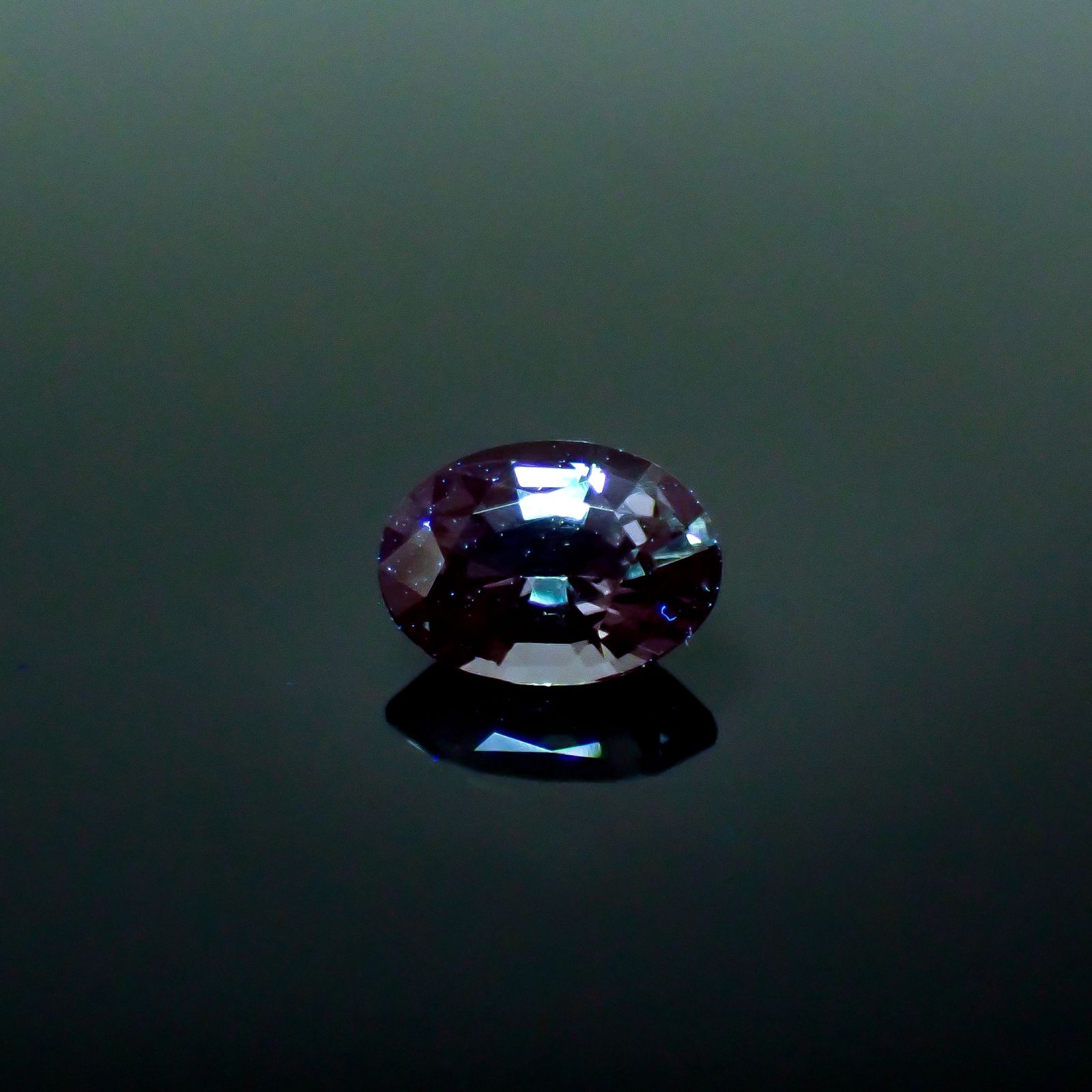 プラチナスピネル(宝石名スピネル)ビルマ産 0.88ct 識別済[250730758]7x5.1mm前後