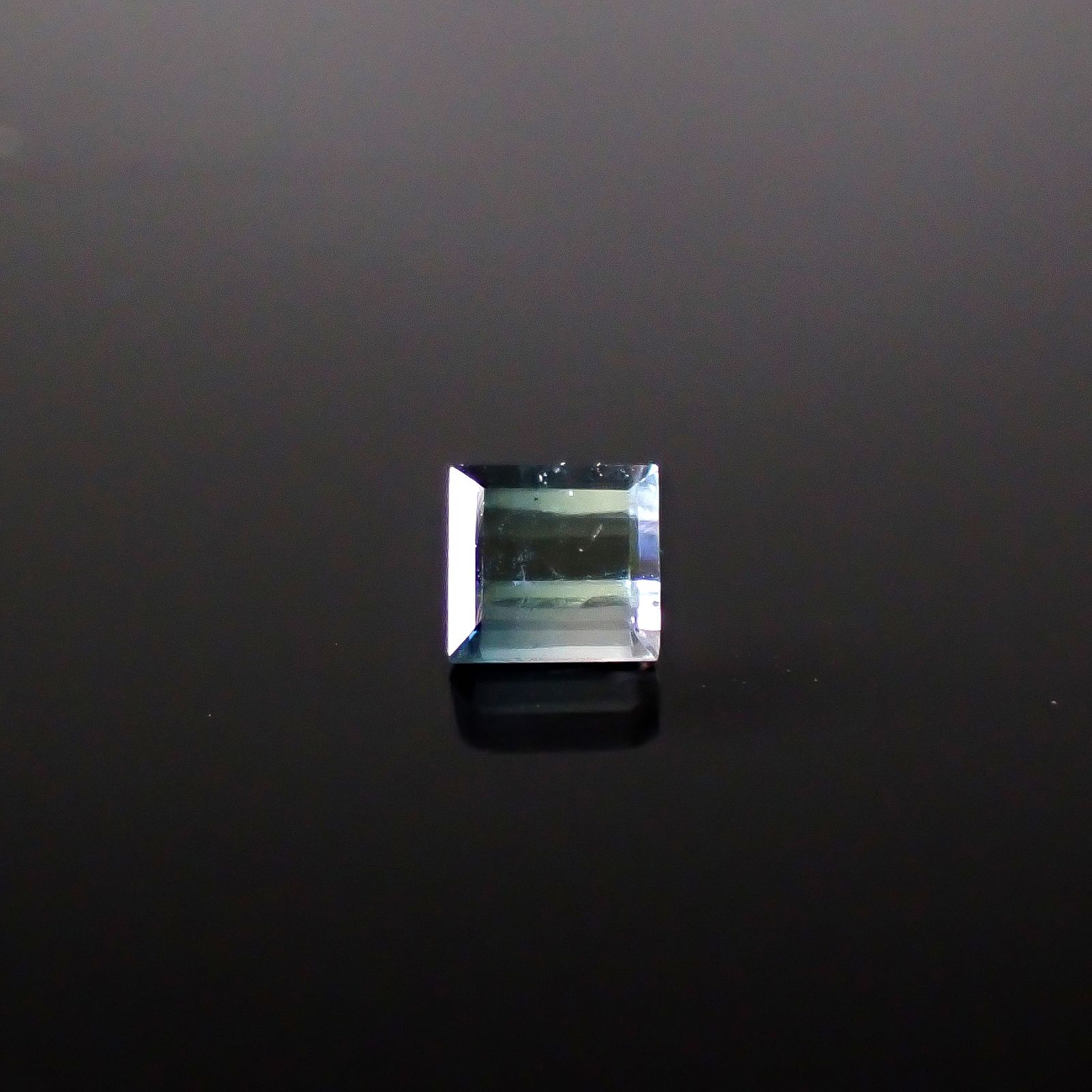 バイカラートルマリン アフガニスタン産 0.60ct / 4.8x4.6mm前後 [260231755]