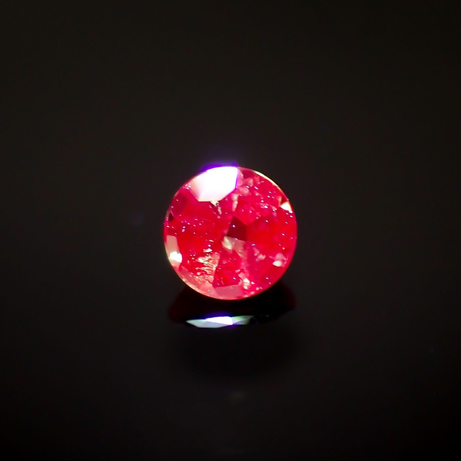 アレキサンドライト(宝石名アレキサンドライト)ブラジル産/EmeraldMains社製 0.110ct ソ付(彩珠)[220516021]2.8x2.8mm前後