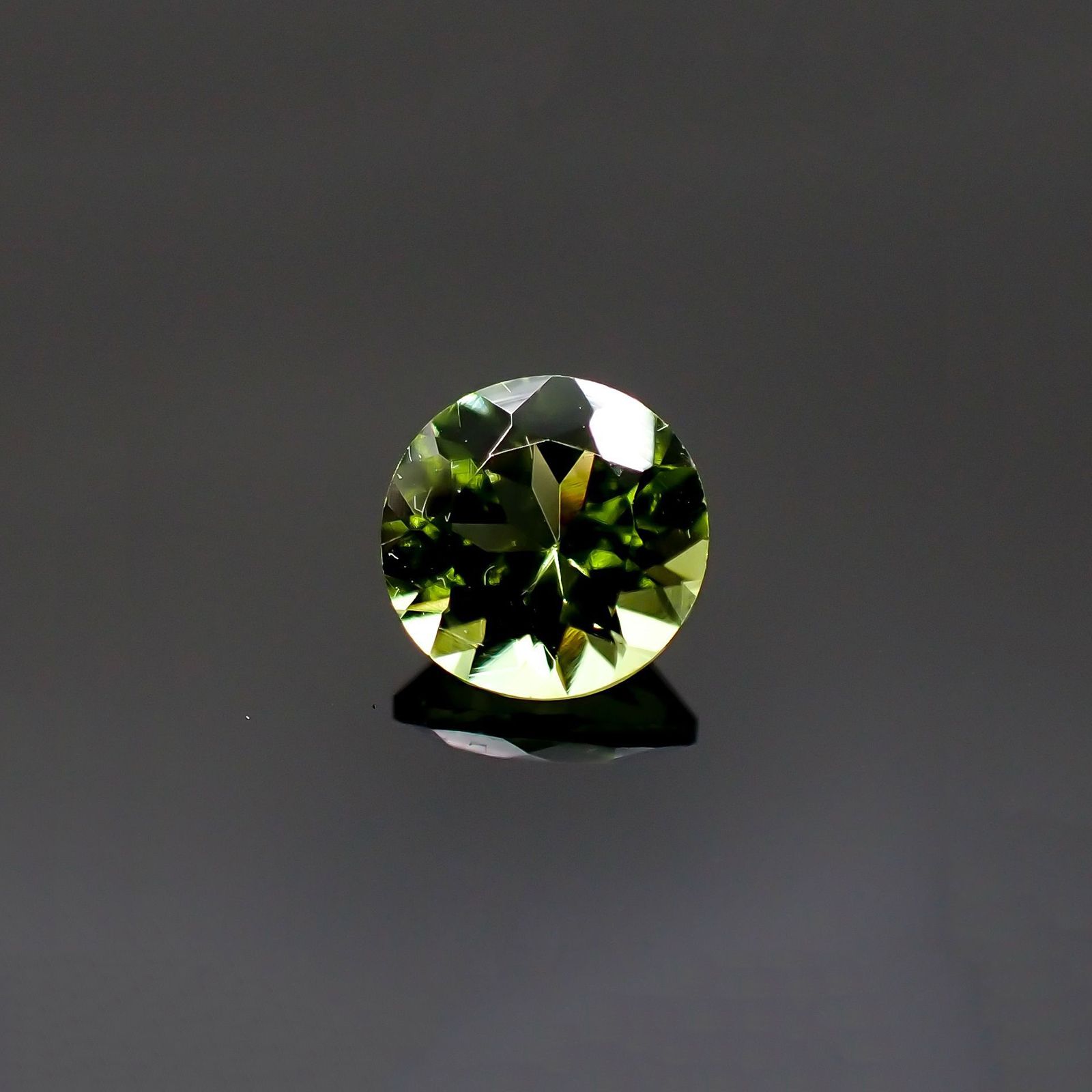 ペリドット(宝石名ペリドット) パキスタン産 識別済 1.30ct / 7.0x7.0mm前後 [260713083]