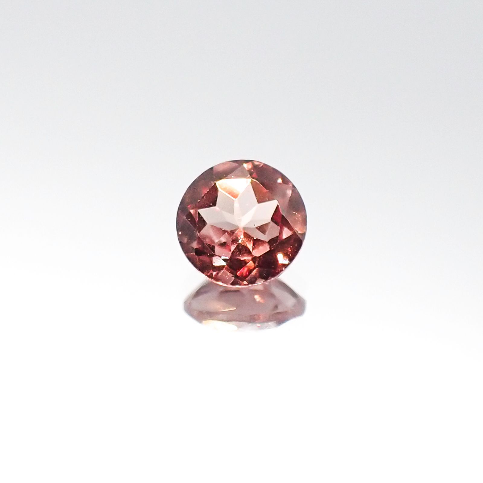 カラーシフトマラヤガーネット(宝石名ガーネット)タンザニア・マヘンゲ産 0.65ct 識別済[230823056]5.2x5.2mm前後