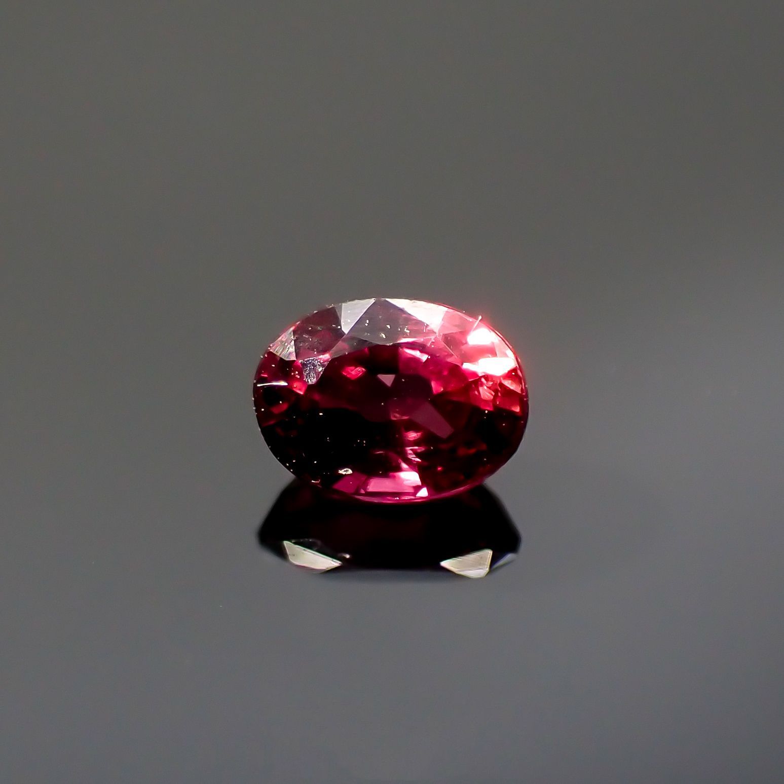 ルビー(宝石名ルビー)タンザニア産 0.24ct 識別済[220115039]3.9x2.9mm前後