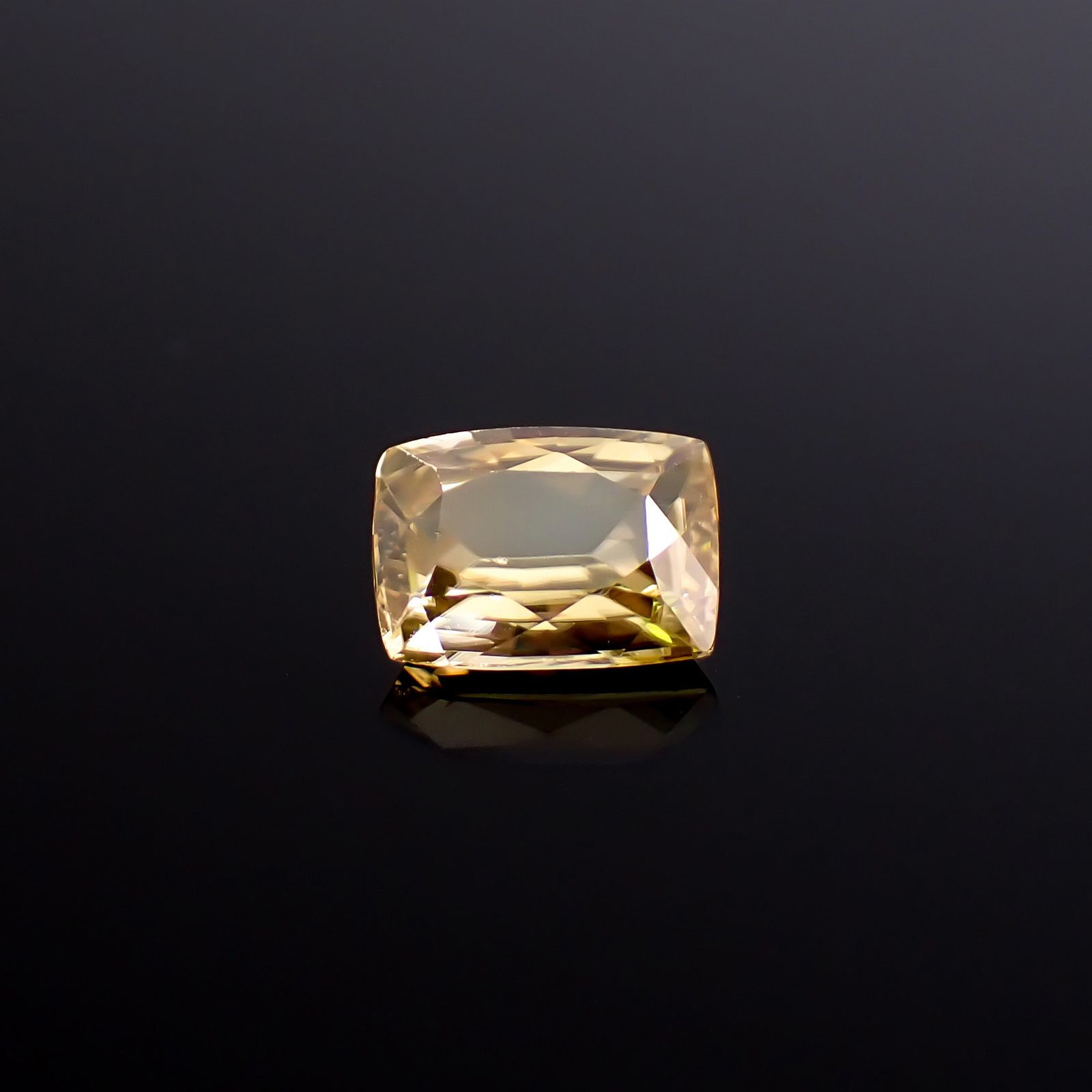 イエロージルコン スリランカ/カンボジア産 2.28ct / 8x6mm前後 [260932969]