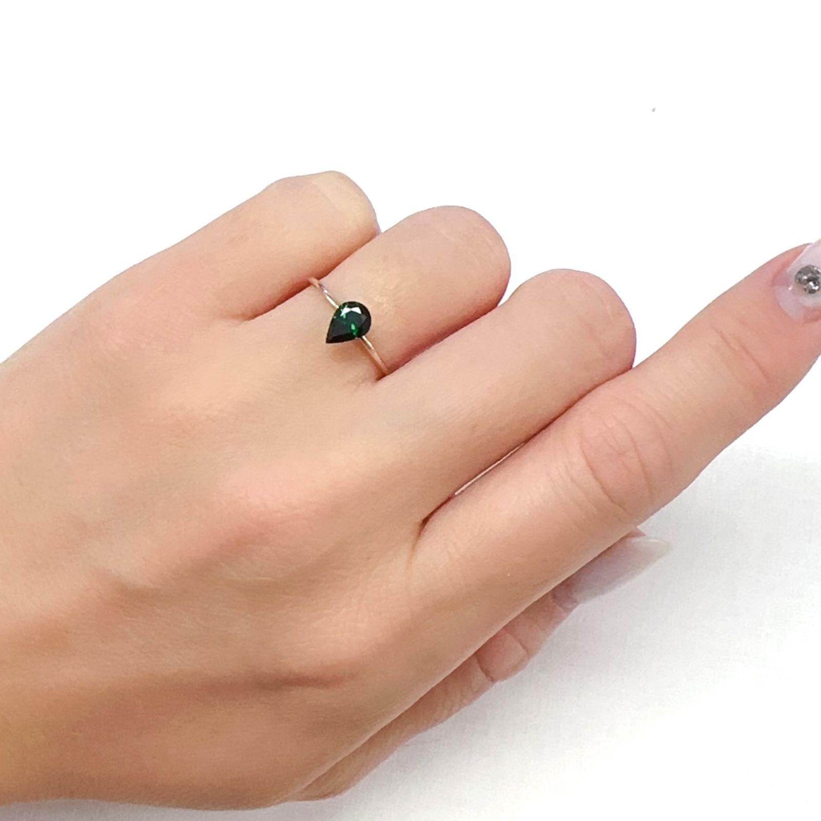 ツァボライト(宝石名グリーン グロッシュラー・ガーネット)タンザニア産 0.692ct ソ付(彩珠)[231224571]6.8x4.8mm前後