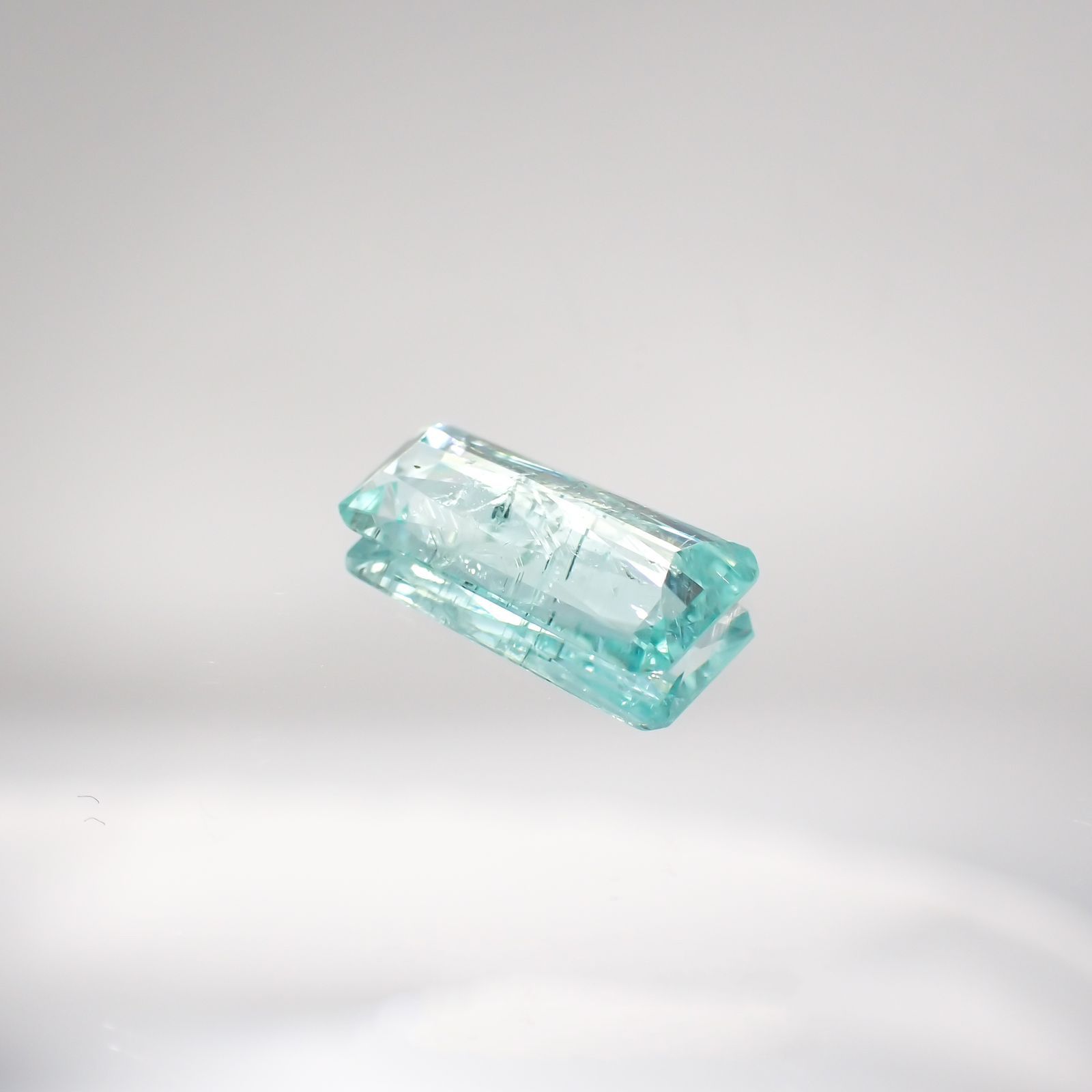パライバトルマリン(宝石名トルマリン/別名パライバ・トルマリン) モザンビーク産 1.787ct ソ付(宝貴協)[210711658]12.7×6.1mm前後
