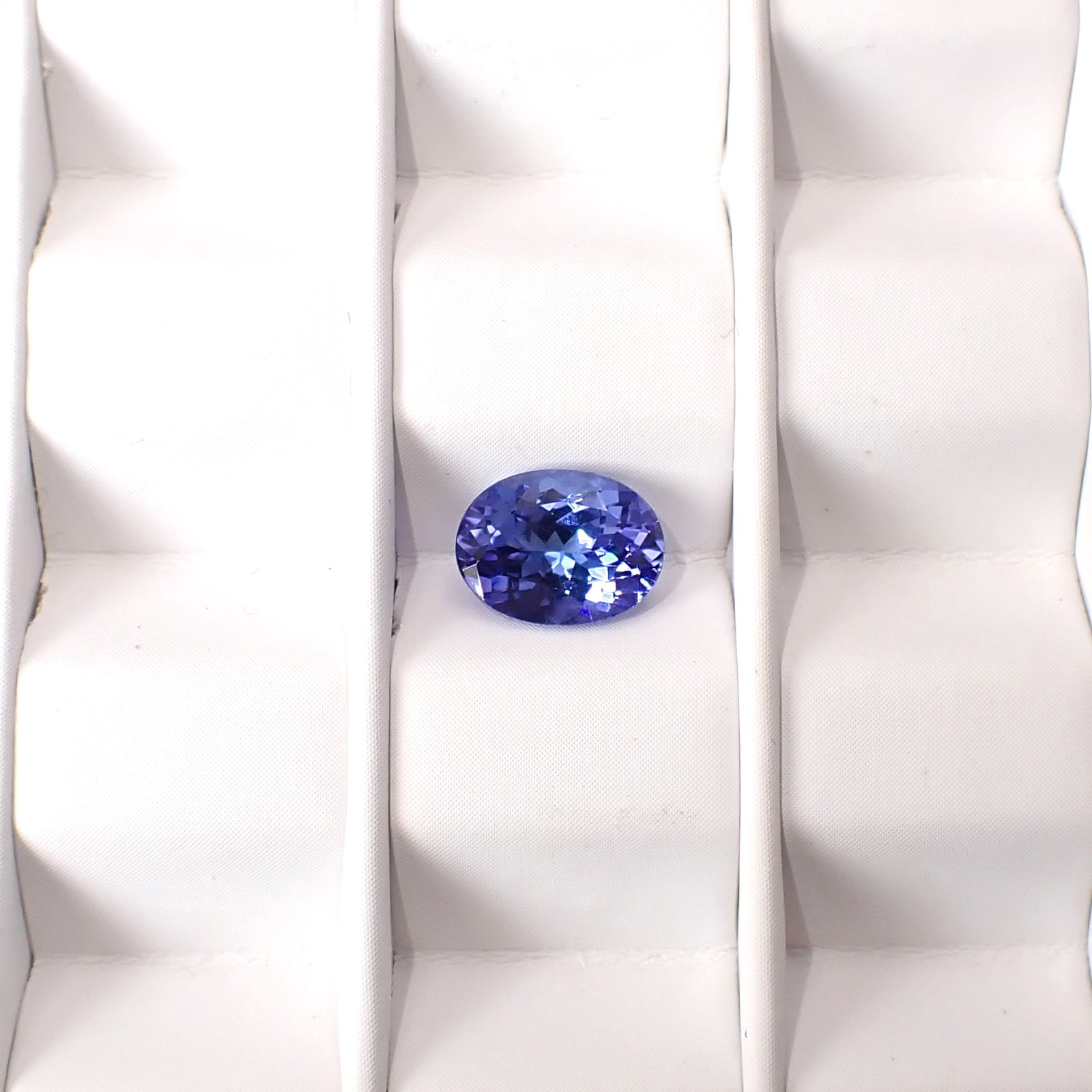 タンザナイト(宝石名タンザナイト)タンザニア産 識別済 1.44ct / 8.1x6.1mm前後 [251031245]