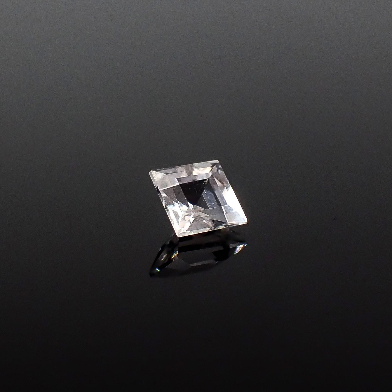 テネブレッセンススキャポライト アフガニスタン産 0.15ct / 3.2x3.2mm前後 [260432040]
