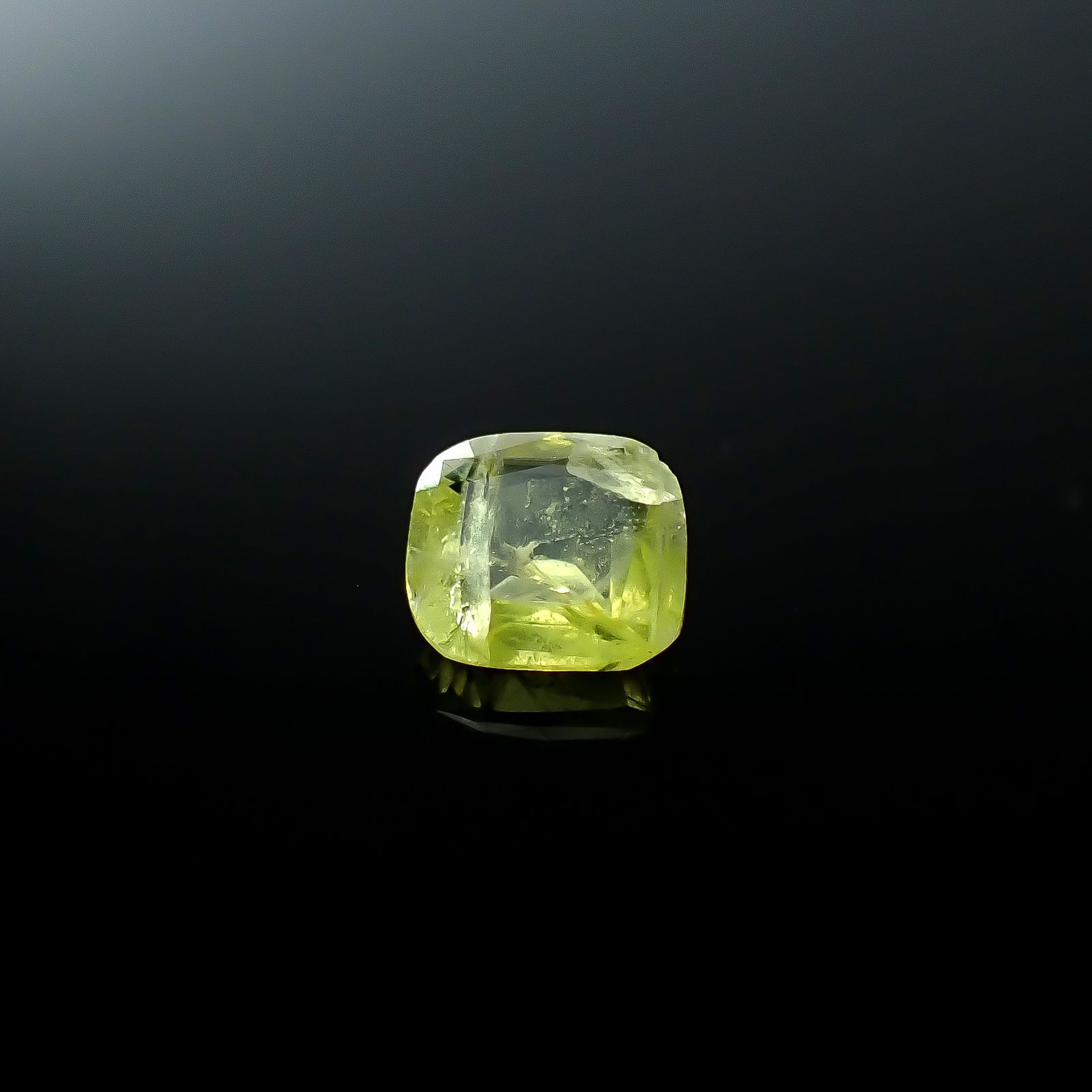 イエローアウイナイト フルオレッセンス(宝石名イエロー・アウイナイト)アフガニスタン産 0.243ct ソ付(日独)[250931150]4.42x4.07mm前後