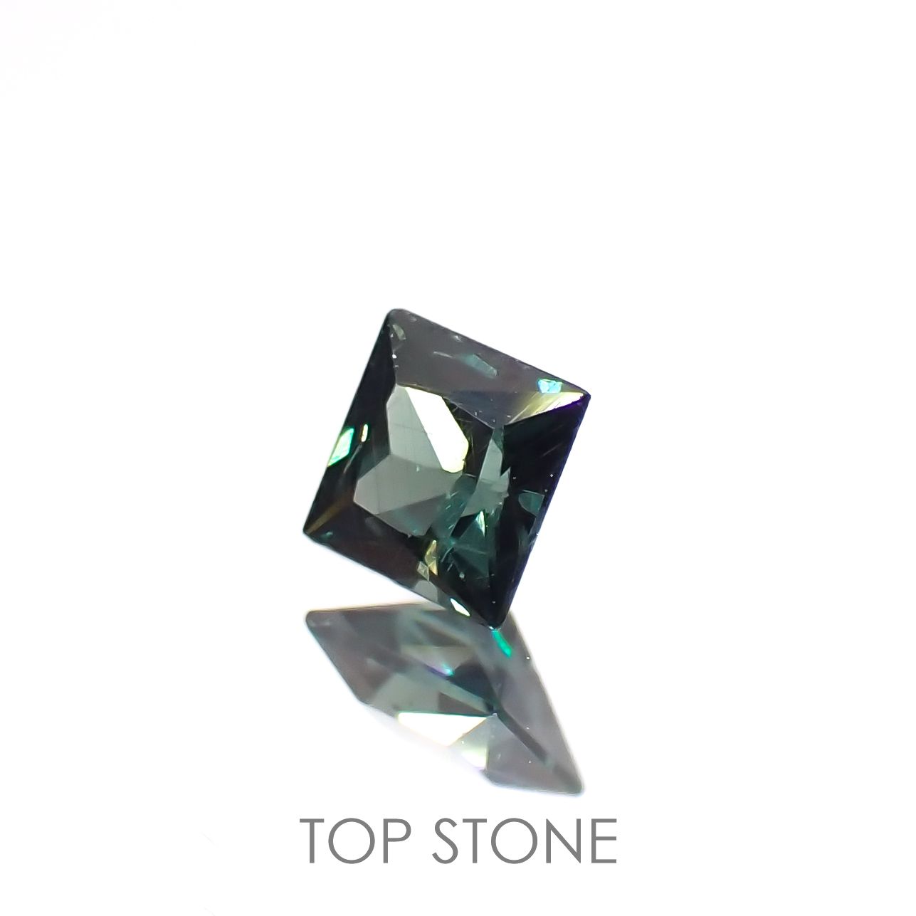 ◇プリンセスカット◇カラーチェンジガーネット アレキタイプ(宝石名ガーネット)マダガスカル・ベキリー産 0.18ct 識別済[221219615]3x2.9mm前後
