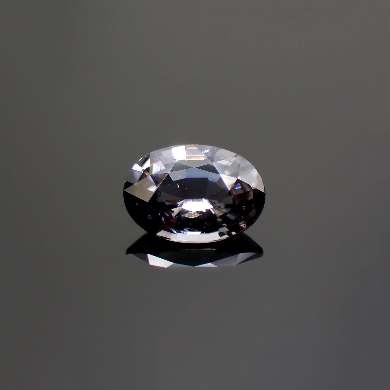 プラチナスピネル(宝石名スピネル) ビルマ産 0.779ct ソ付(彩珠)[210611372]7.1×5mm前後