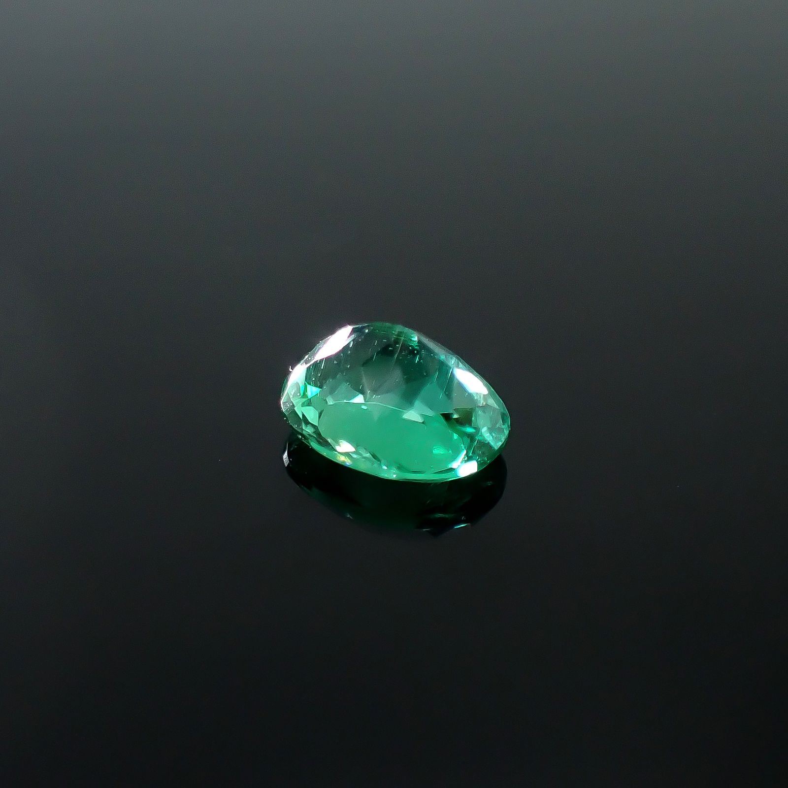 パライバトルマリン(宝石名トルマリン/別名パライバ・トルマリン)ブラジル産 GIA鑑付 0.87ct / 6.77x5.11mm前後 [251031348]