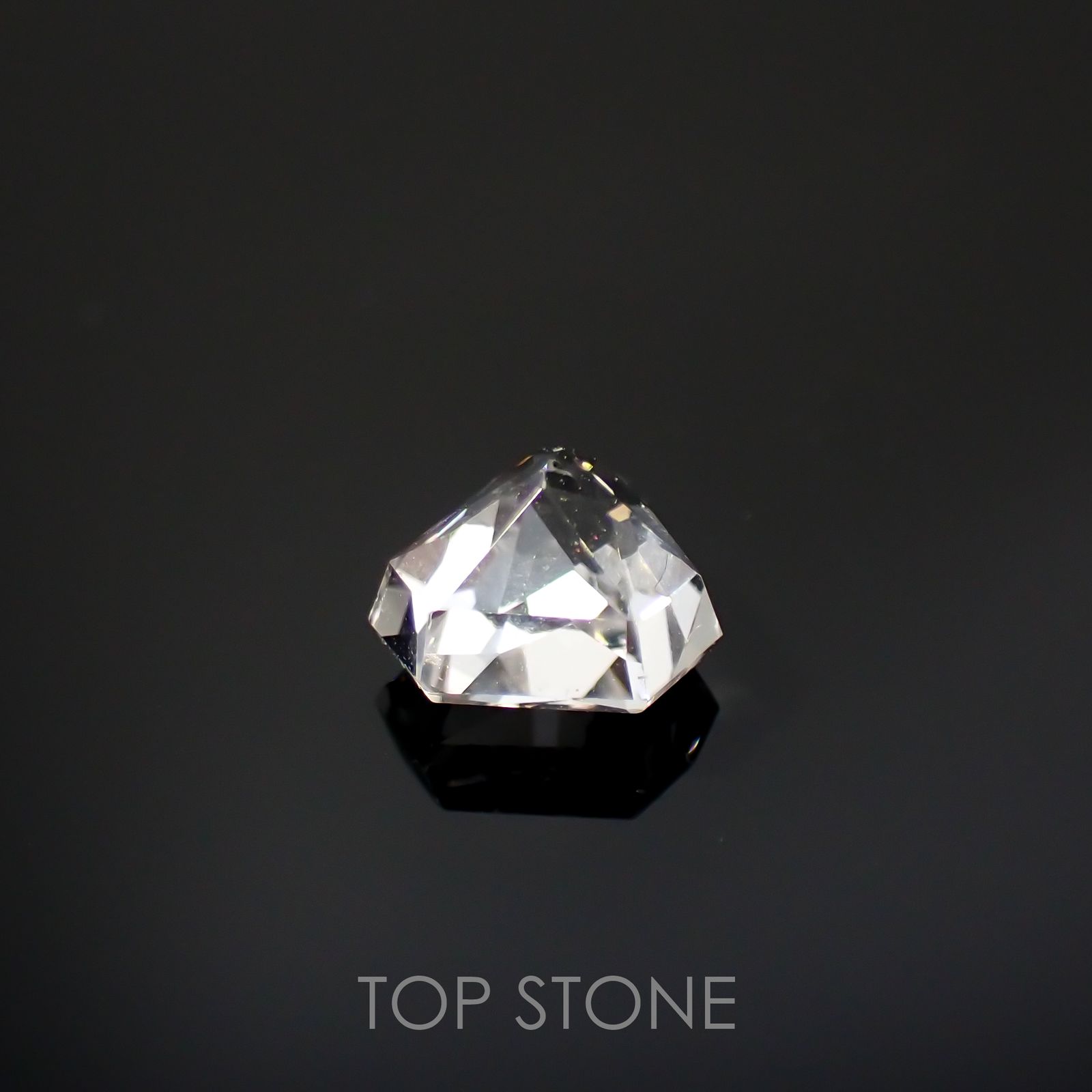カラーレスエンスタタイト(宝石名ホワイト・エンスタタイト)スリランカ産 0.93ct 識別済[220115569]6x5.1mm前後