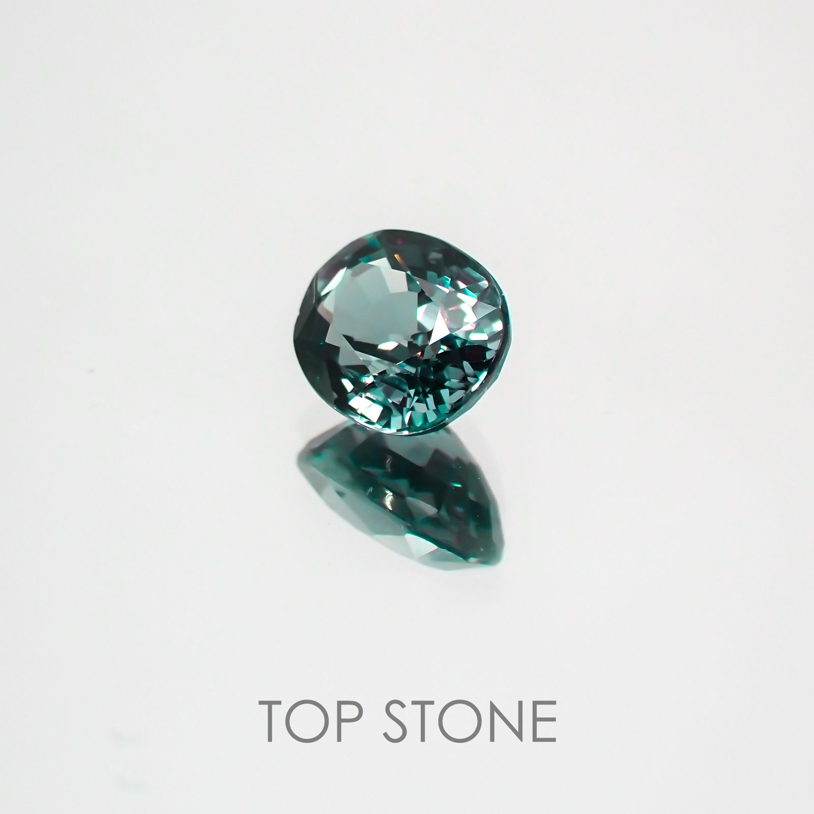 カラーチェンジガーネット(アレキタイプ) マダガスカル・ベキリー産 ルース 0.673ct[21019478]5.6×4.5mm前後
