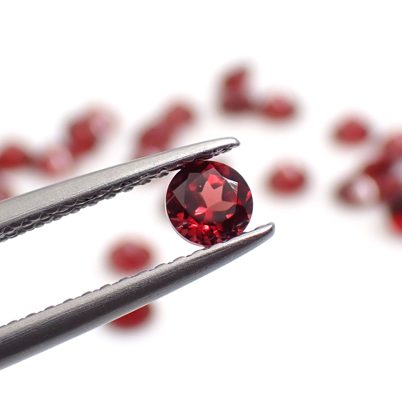 ◇ランダムセレクト◇パイロープアルマンディンガーネット モザンビーク産 約0.30ct / 4x4mm前後 [260532203-PAC]
