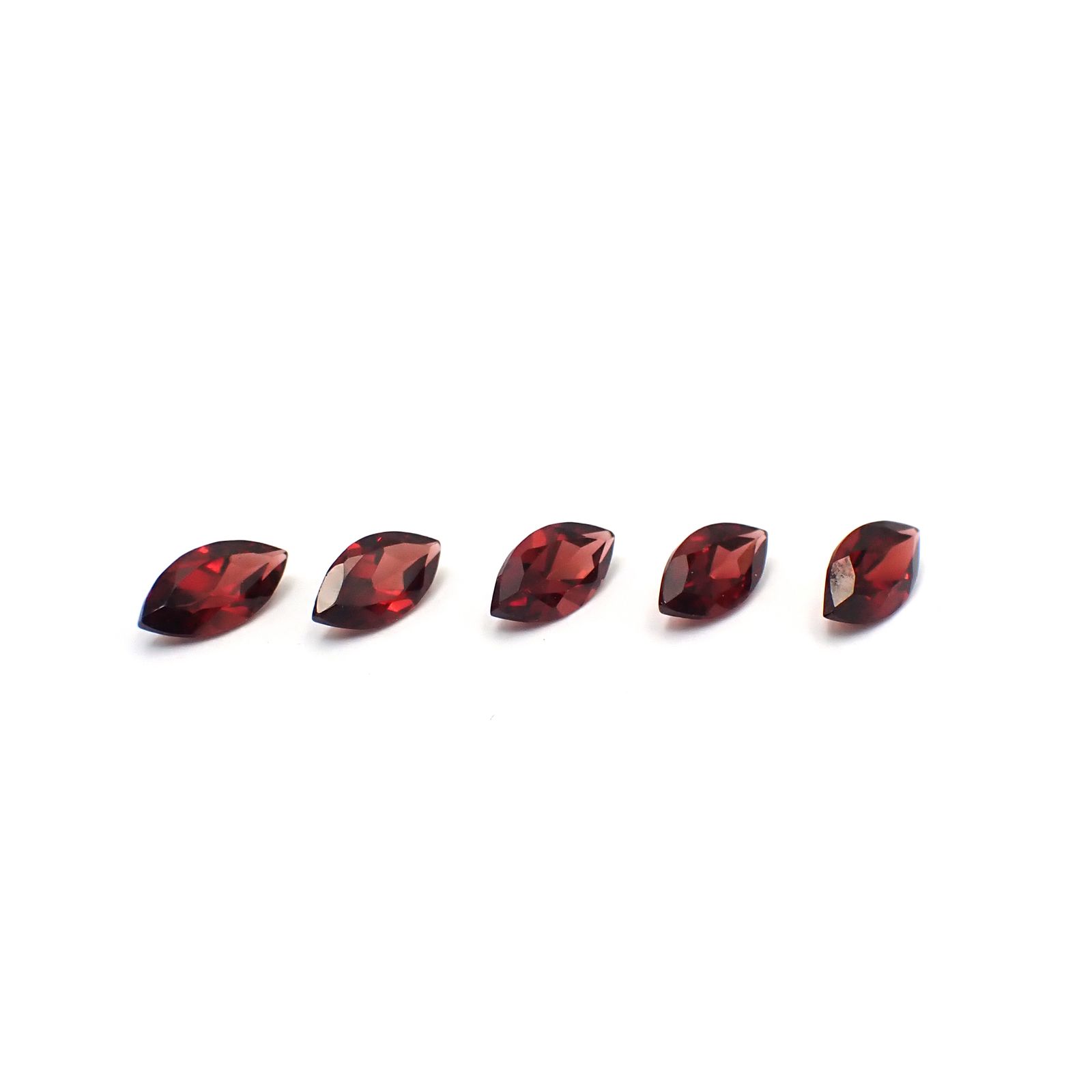 ◇ランダムセレクト◇パイロープアルマンディンガーネット モザンビーク産 約0.64ct / 8.1x4mm前後 [260532217]