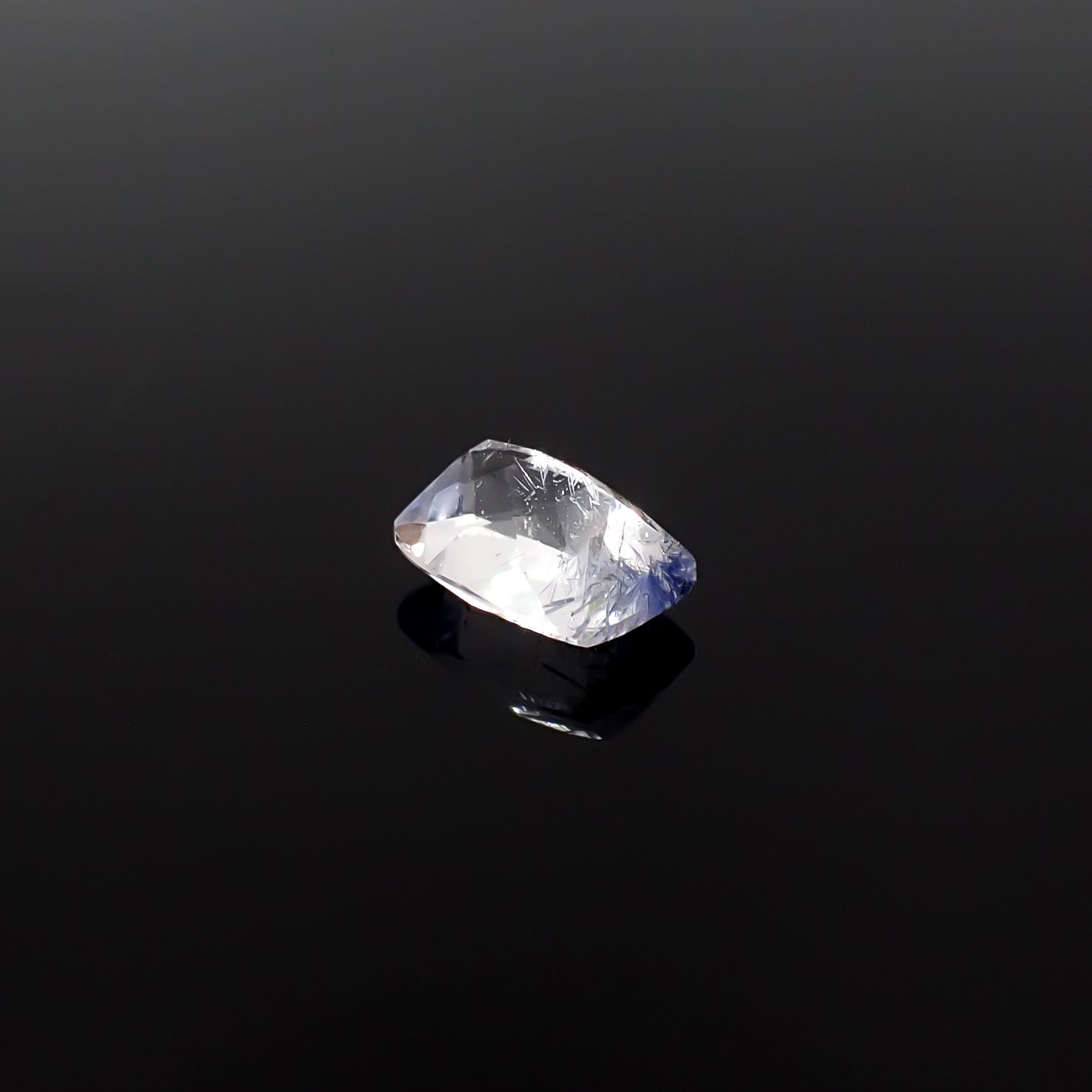 デュモルチェライトインクォーツ ブラジル産 0.89ct / 7.1x5.1mm前後 [260331854]