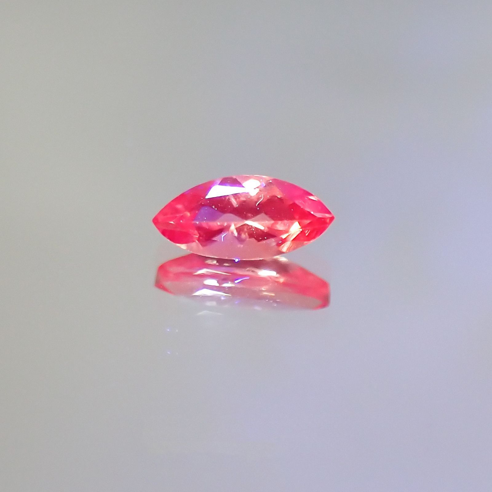 ホットピンクスピネル(宝石名ピンク・スピネル)タンザニア産 0.38ct 識別済[231124096]7.2x3.3mm前後