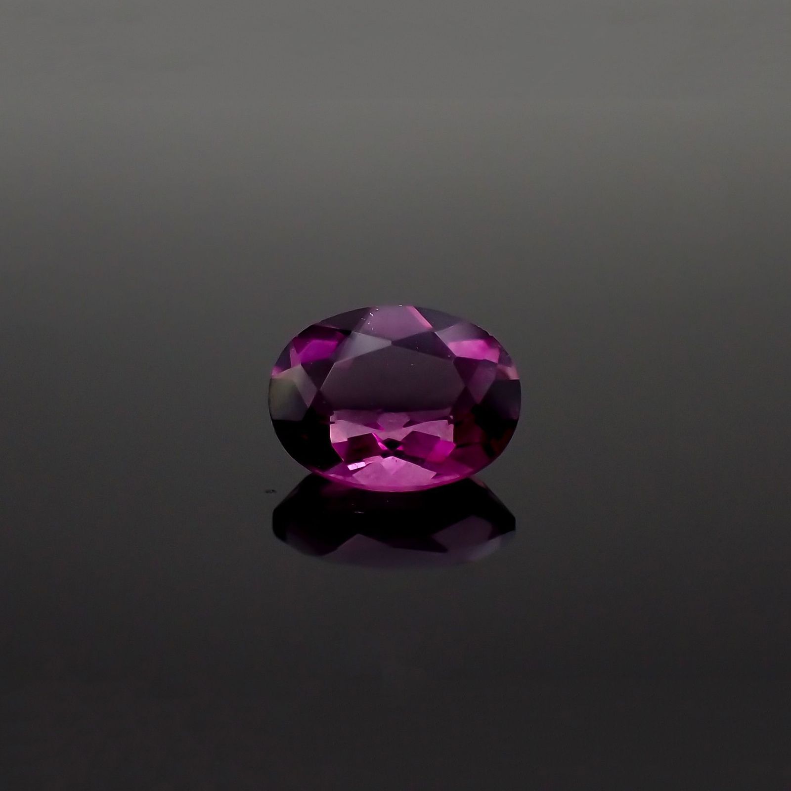 ピンクパープルフローライト 中国産 1.44ct / 8.2x6.2mm前後 [221018444]