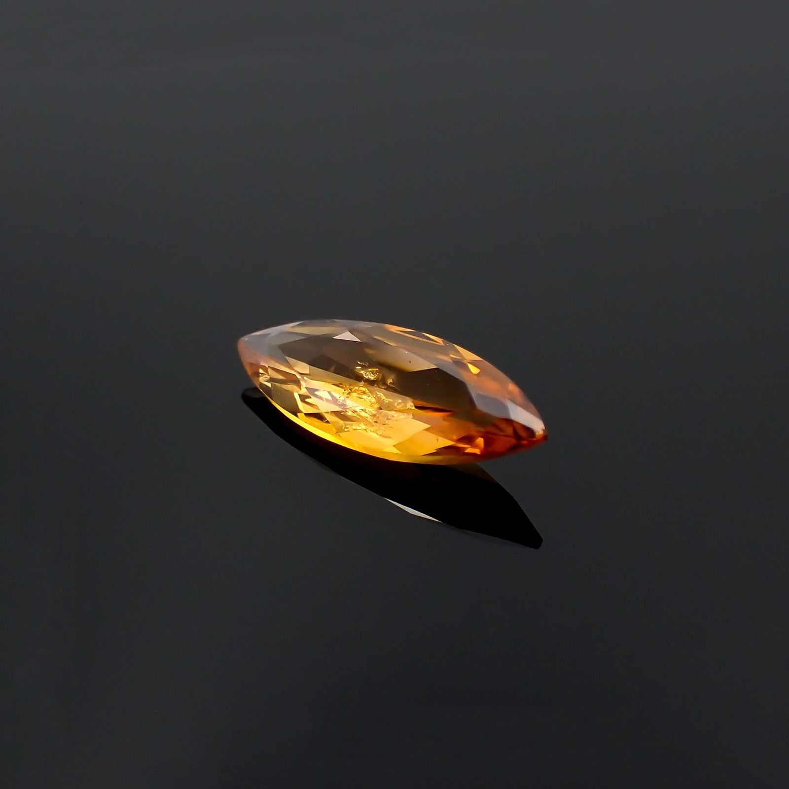 マグネシオアキシナイト フルオレッセンス(宝石名マグネシオ・アキシナイト)タンザニア産 ソ付(日独) 2.510ct / 17.22x6.39mm前後 [230421871]