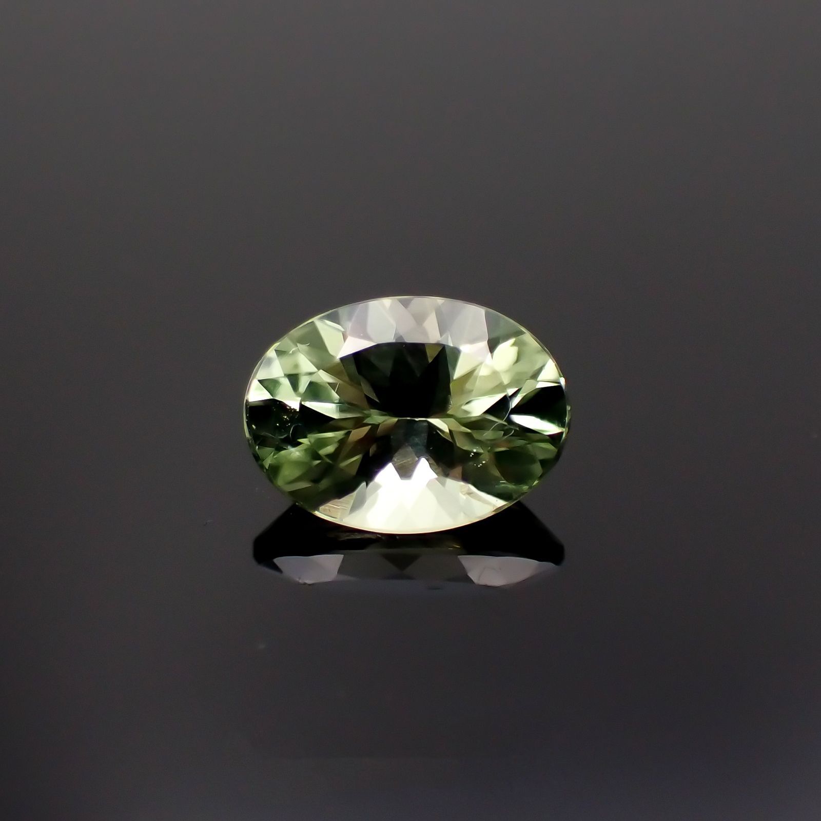 バナジウムクリソベリル(宝石名クリソベリル)マダガスカル産 0.950ct ソ付(日独)[221018904]7.11x5.16mm前後