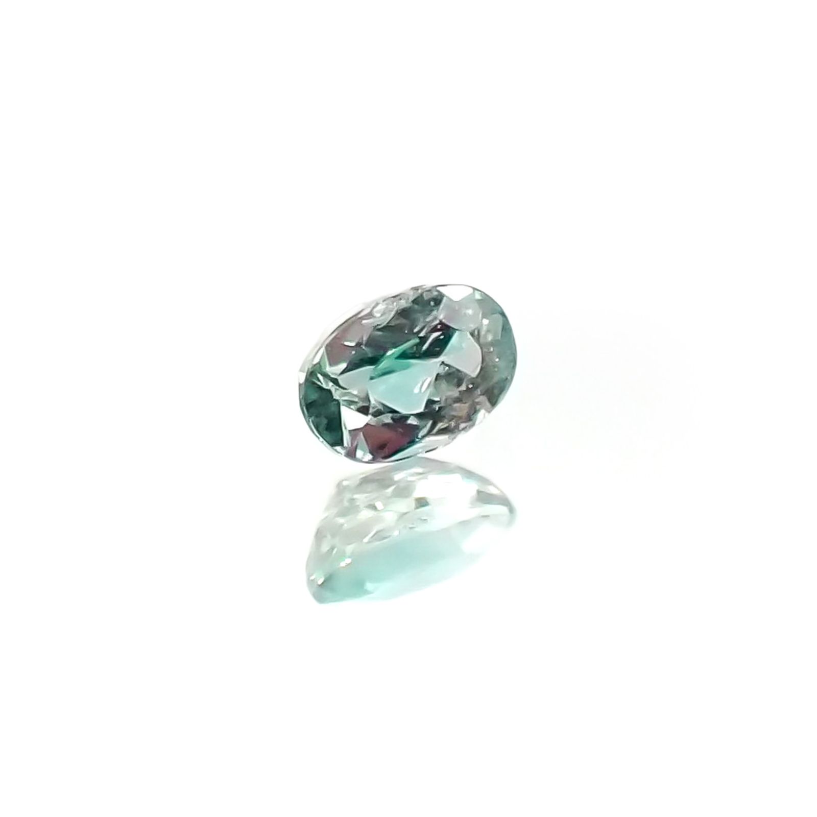 アレキサンドライト(宝石名アレキサンドライト)ブラジル・ミナスジェライス州ヘマチタ鉱山産 識別済 0.14ct / 3.5x2.4mm前後 [231023948]