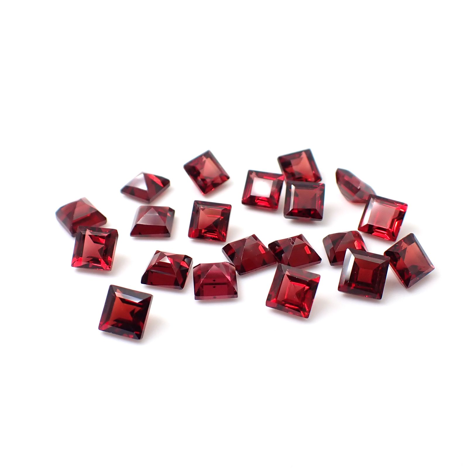 ◇ランダムセレクト◇パイラルスパイトガーネット モザンビーク産 約0.95ct / 5x5mm前後 [260532220]