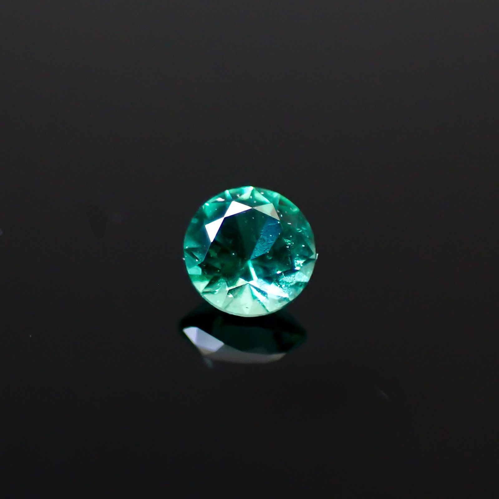 ノンオイルエメラルド ロシア産 0.045ct [250229873]2.3x2.3mm前後