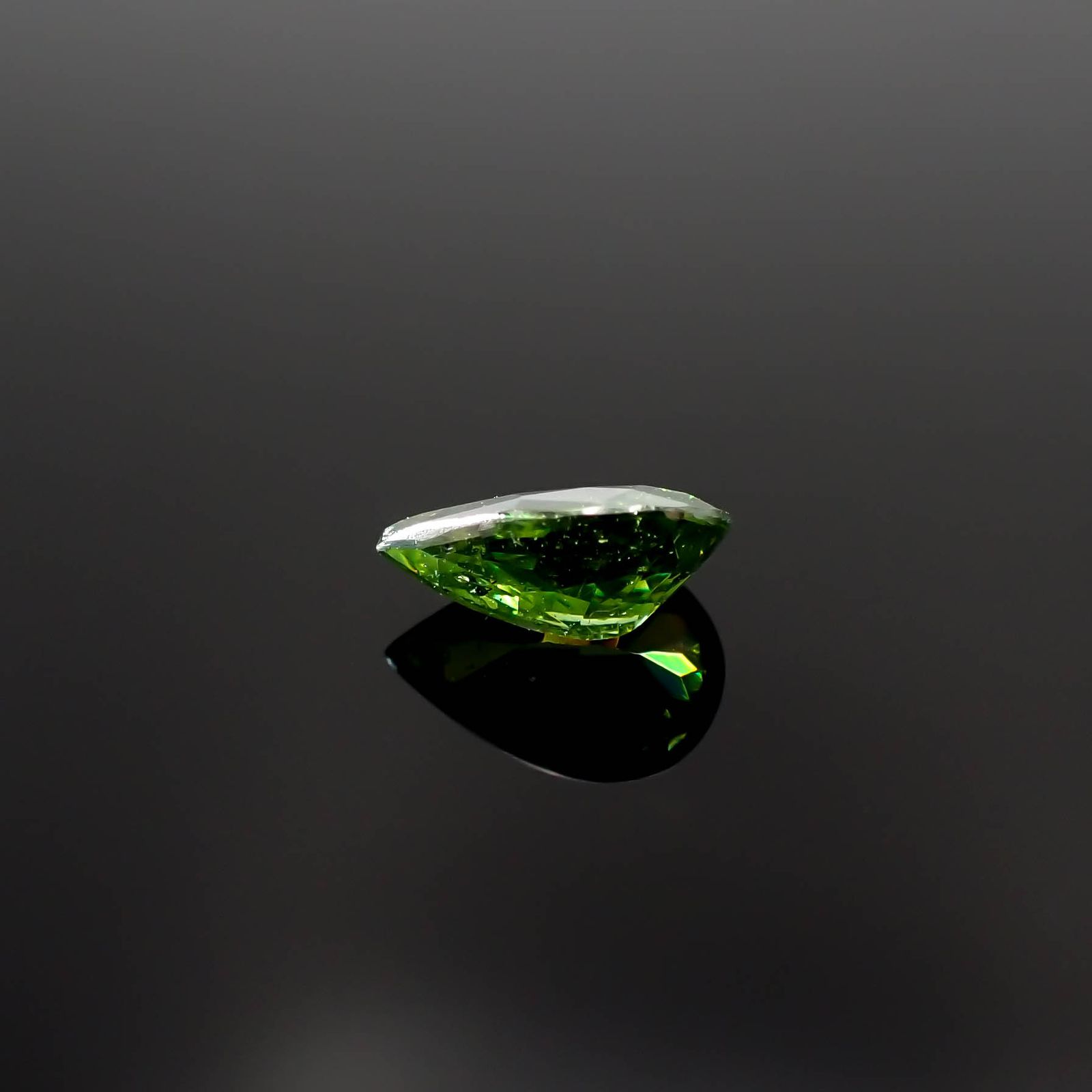 グリーンスファレライト(宝石名グリーン・スファレライト)ブルガリア産 0.729ct ソ付(彩珠)[231225083]7x4.7mm前後