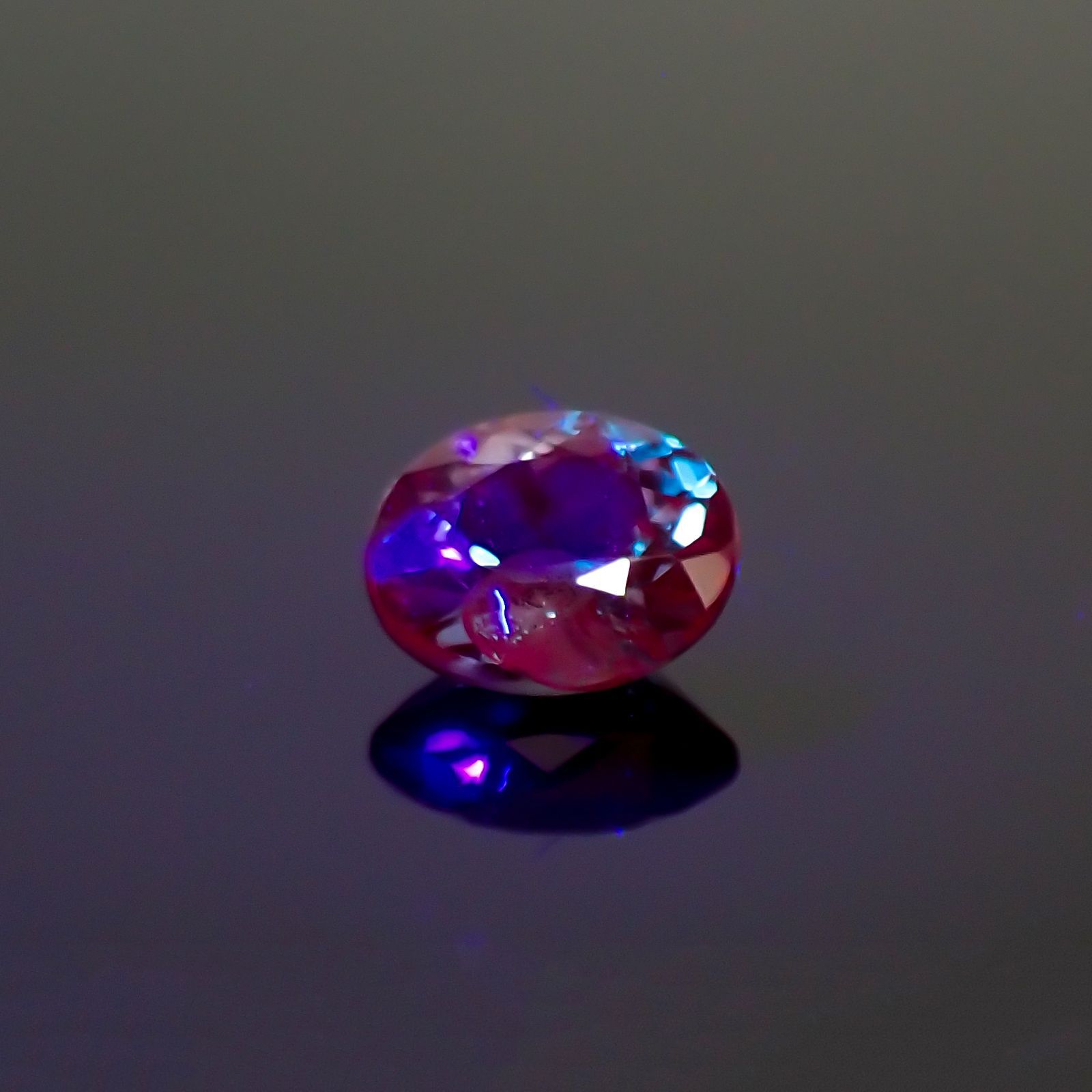 アレキサンドライト(宝石名アレキサンドライト) ブラジル産 0.353ct ソ付(彩珠)[20052705]4.7×4mm前後