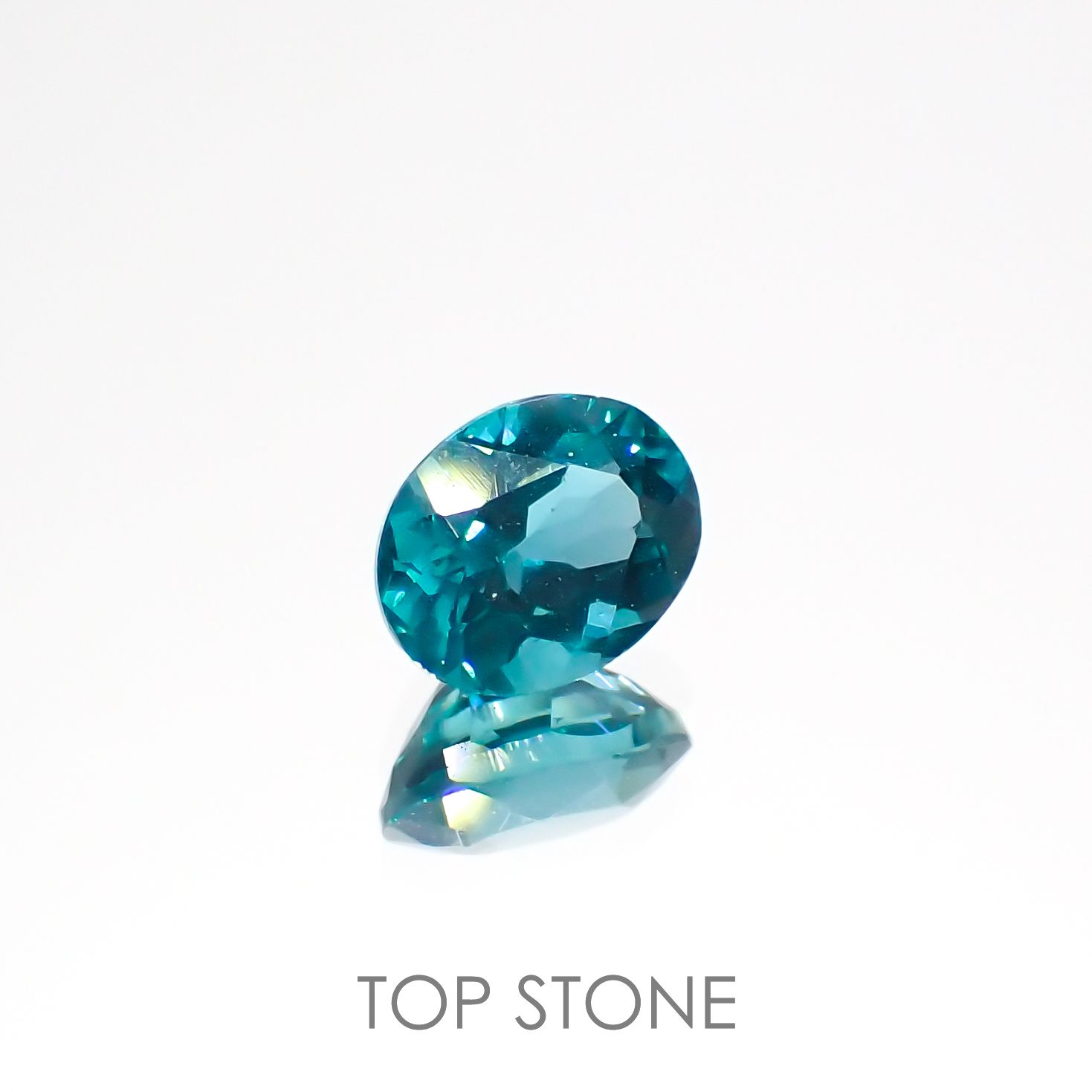 ブルーグリーンアパタイト(宝石名アパタイト)マダガスカル産 0.69ct 識別済[220616656]6.1x4.7mm前後