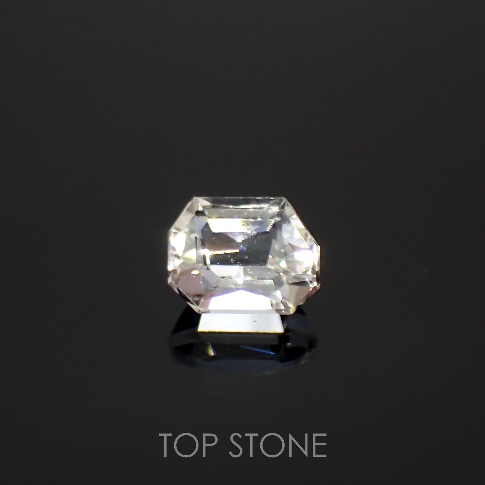 カラーレスエンスタタイト(宝石名ホワイト・エンスタタイト)スリランカ産 0.91ct 識別済[220115571]6x4.9mm前後