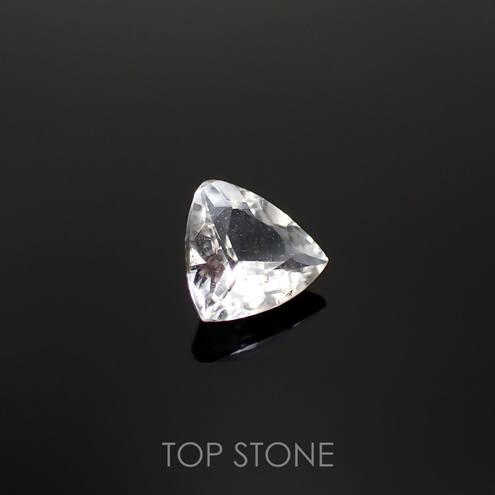 フェナカイト(宝石名フェナカイト)ロシア産 0.86ct 識別済[220515736]6.7x6.8mm前後