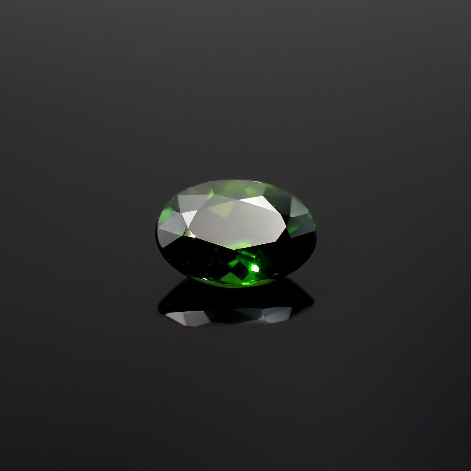 クロムダイオプサイド(宝石名クロム・ダイオプサイド)ロシア産 0.88ct 識別済[231023898]7.5x5.1mm前後