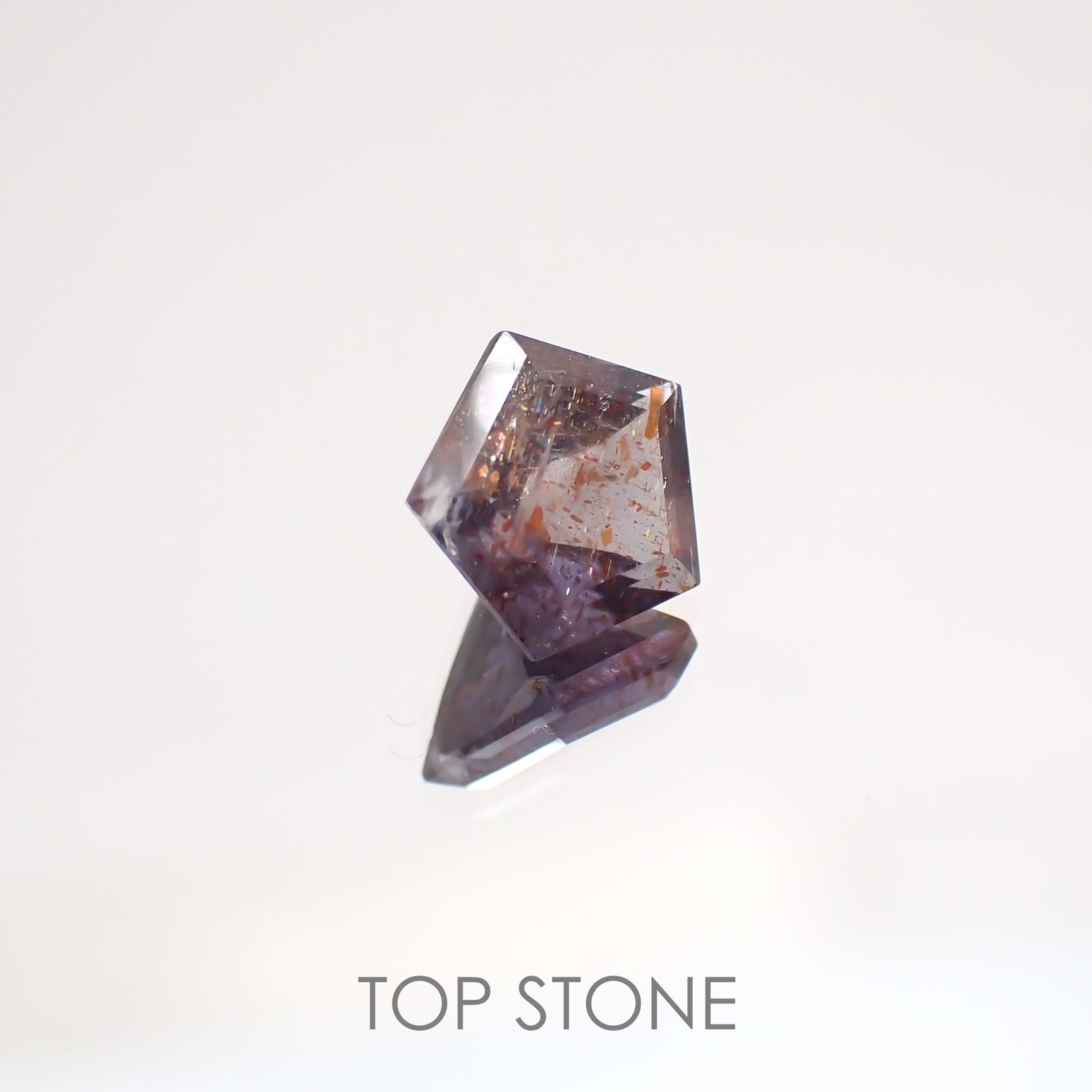 ◇ペンタゴンカット◇ブラッドショットアイオライトSA(宝石名アベンチュリン・アイオライト) インド産 0.68ct 識別済[210610986]6.2×6mm前後
