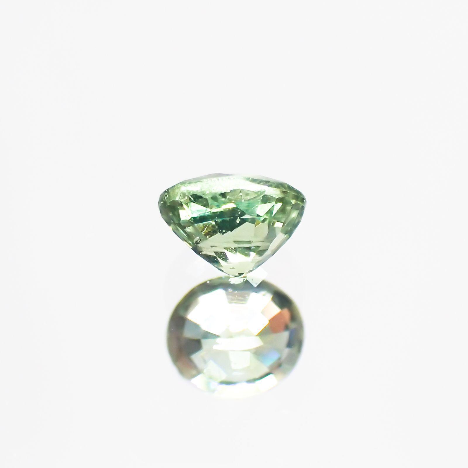 アレキサンドライト(宝石名アレキサンドライト) マダガスカル産 0.304ct ソ付(彩珠)[20117003]4×3.4mm前後