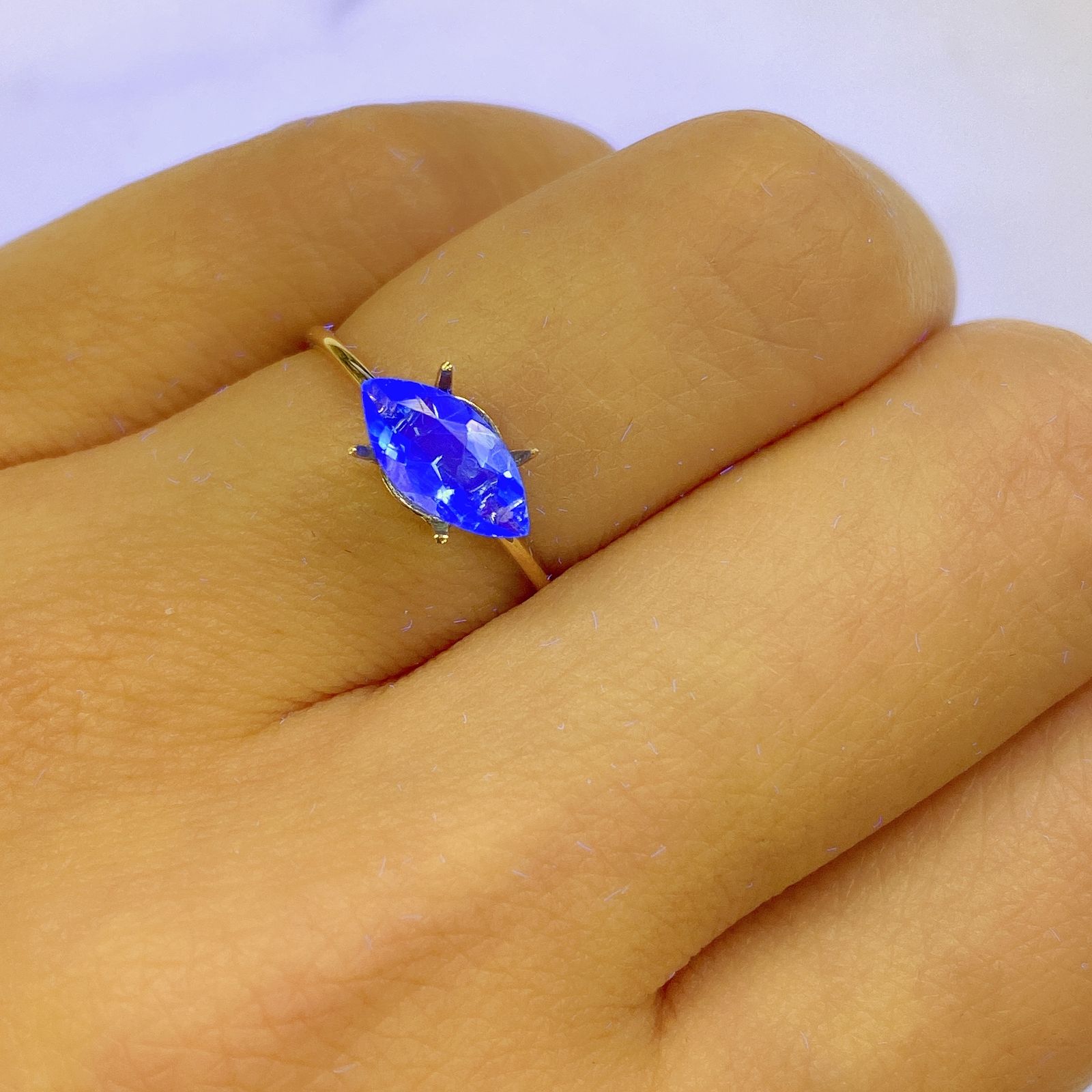 フローライト フルオレッセンス(宝石名フルオライト)イギリス・ロジャリー鉱山産 0.95ct 識別済[211113785]9.5x4.6mm前後