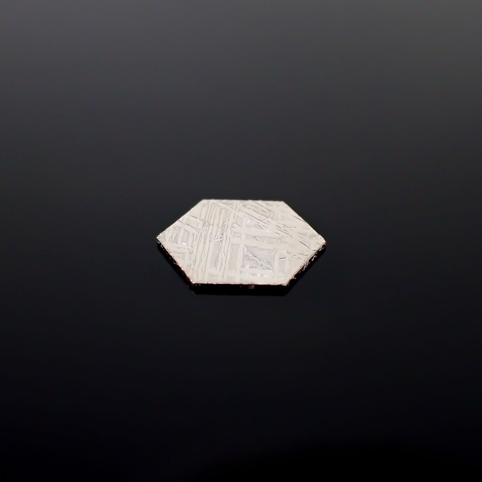 ◇ヘキサゴンカット◇アルタイ隕石 発見地：中国 1.66ct [250129811]10.1x10mm前後