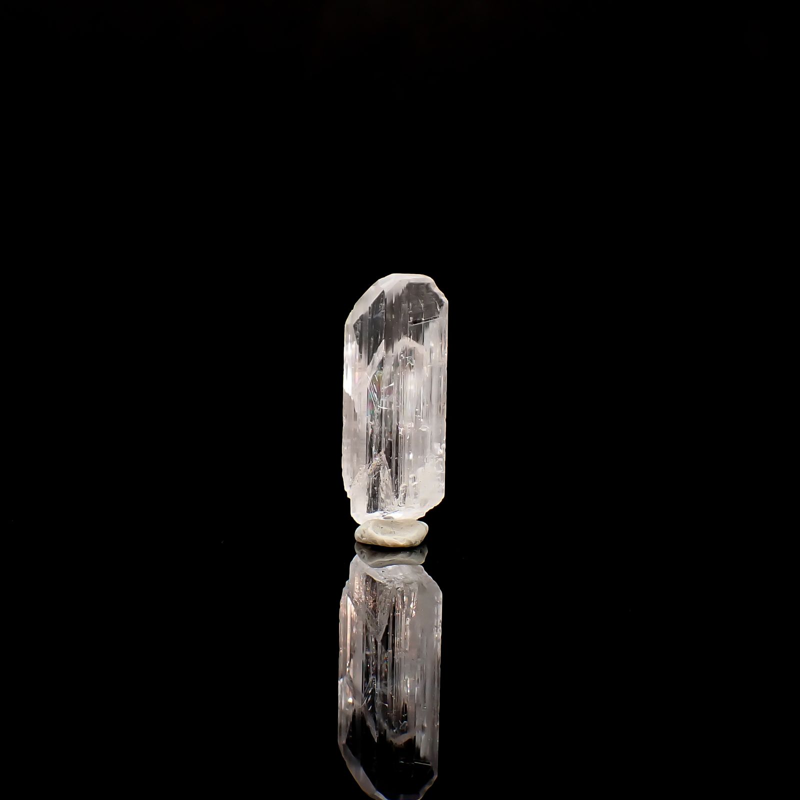 ダンビュライト原石 メキシコ産 12.27ct / 25.5x6.9mm前後 [260532164]
