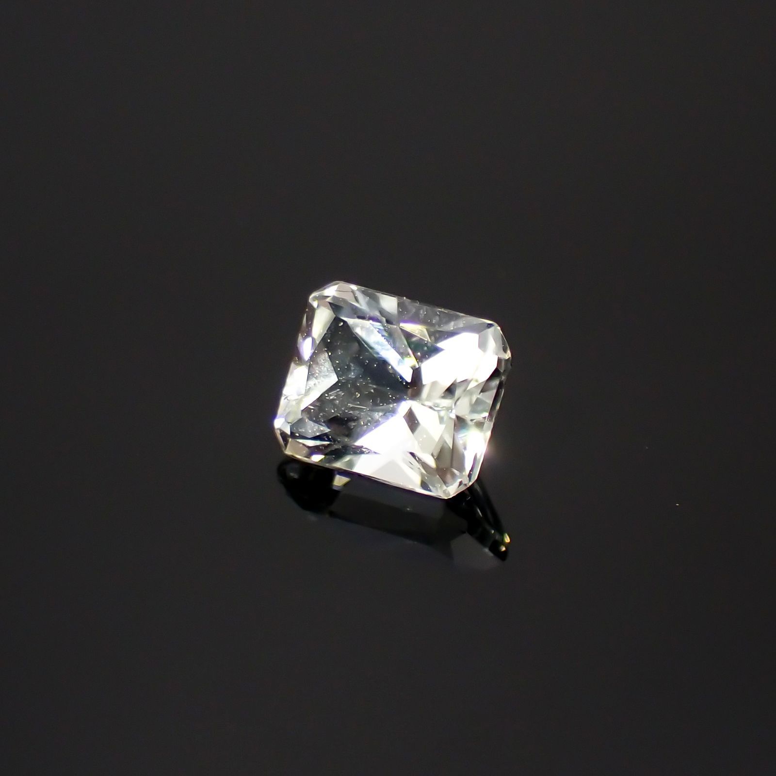 アクロアイト(宝石名トルマリン)ナイジェリア産 0.58ct 識別済[220616256]5.2x4.3mm前後