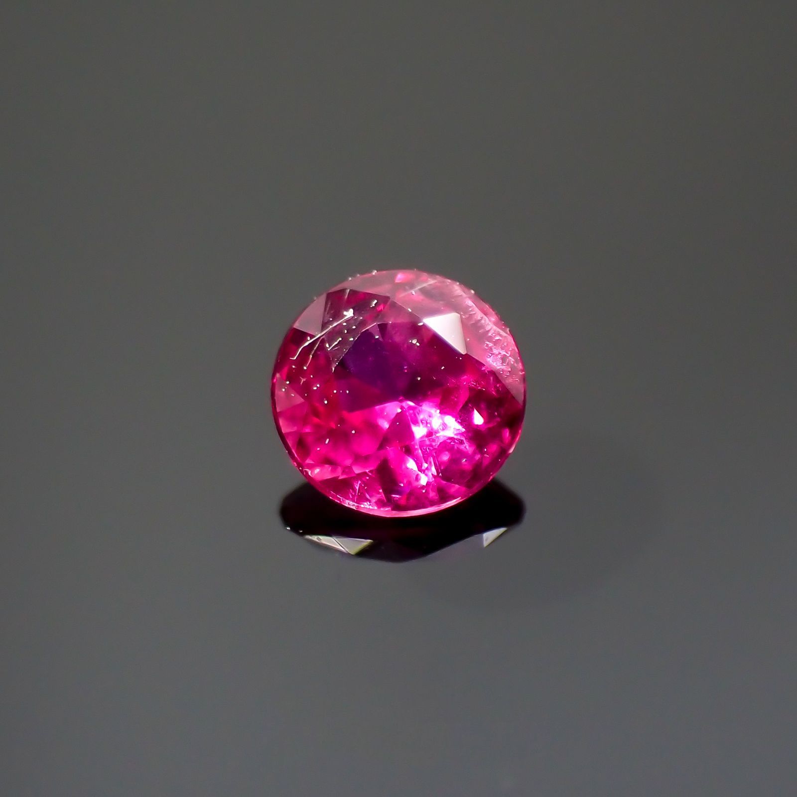 ルビー(宝石名ルビー)ベトナム/ビルマ産 0.12ct 識別済[220114778]2.9x2.9mm前後