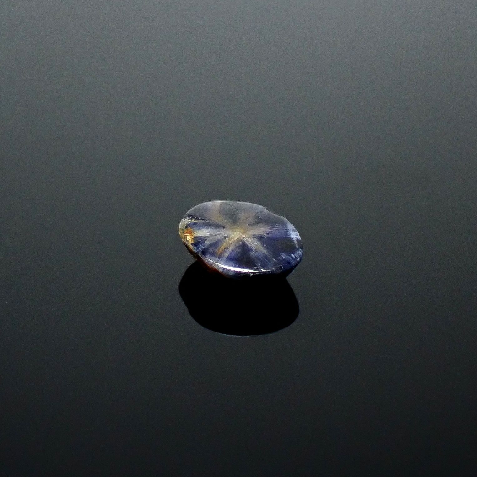 トラピッチェサファイア 原石スライス磨き ビルマ産 0.57ct [250830980]5.7x4.8mm前後